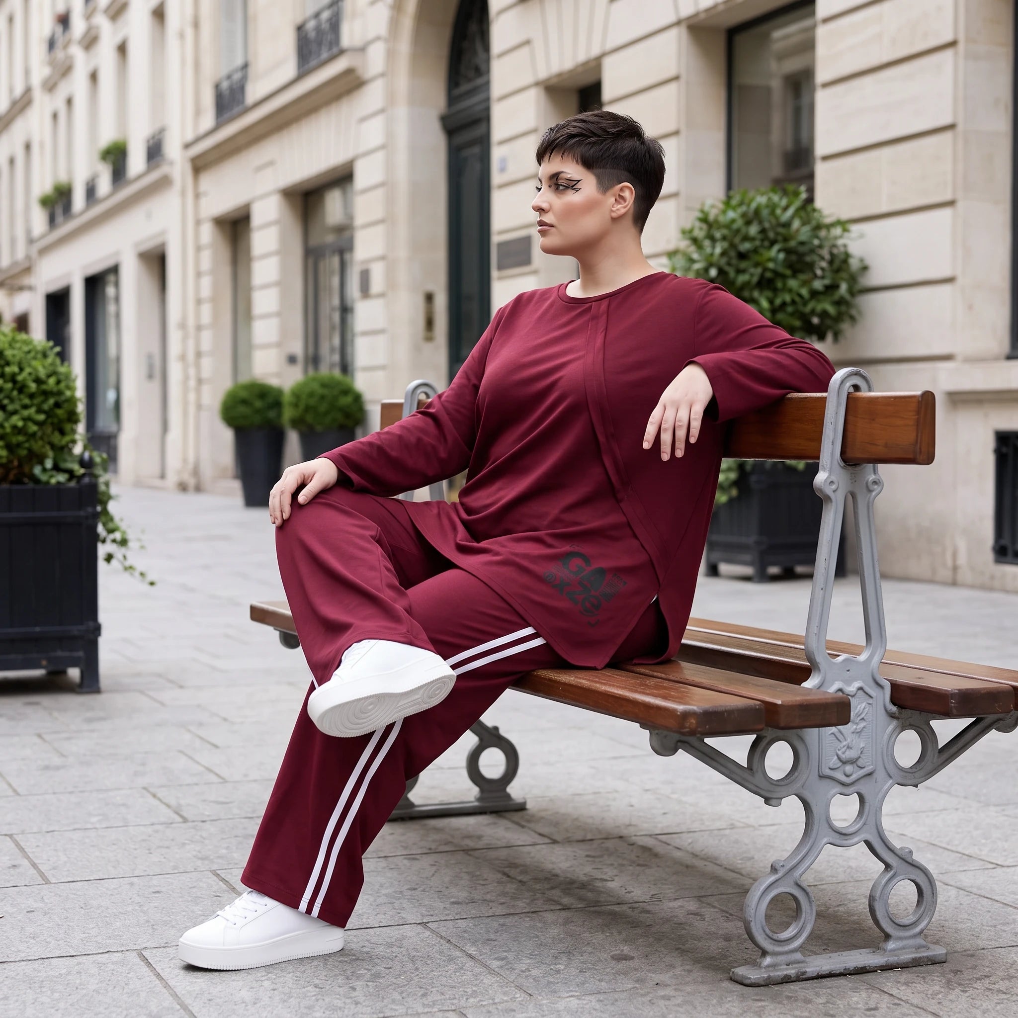 Bordeaux Langarmshirt in A-Linie aus French Terry mit Außennähten und Grafikprintdetail