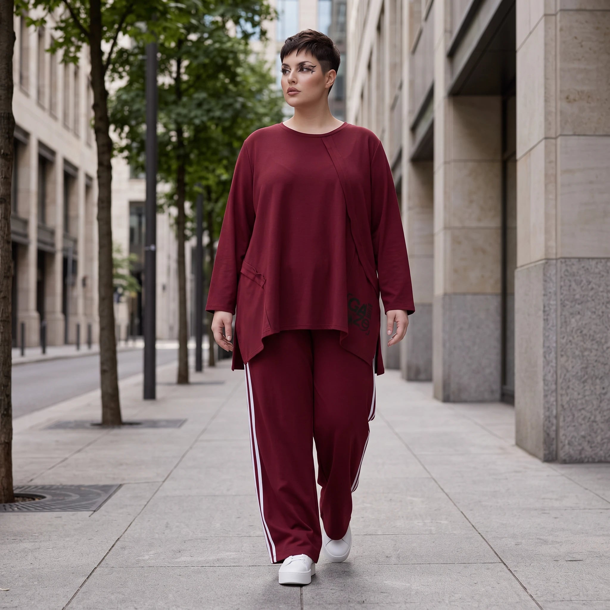 Bordeaux Langarmshirt in A-Linie aus French Terry mit Außennähten und Grafikprintdetail