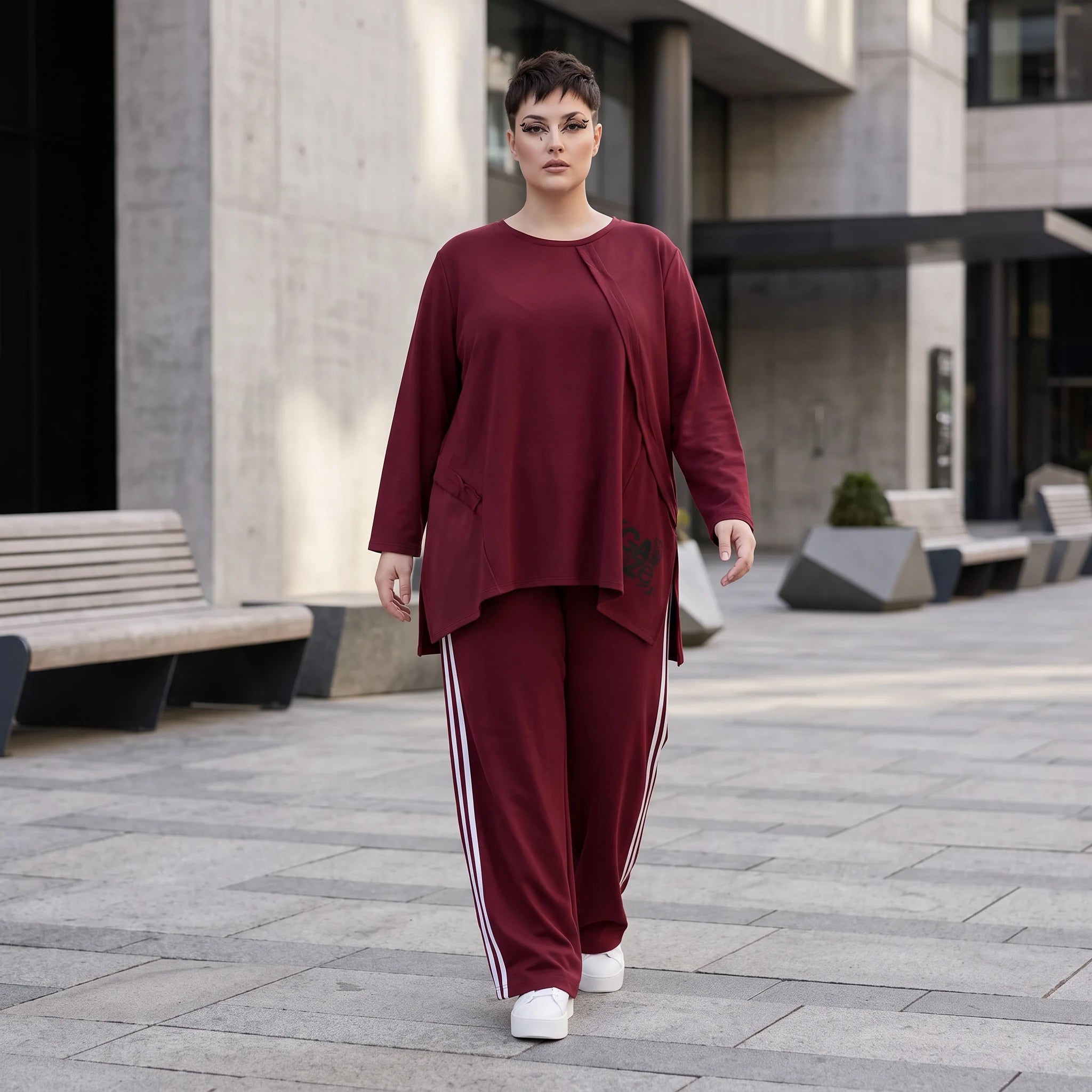 Bordeaux Langarmshirt in A-Linie aus French Terry mit Außennähten und Grafikprintdetail