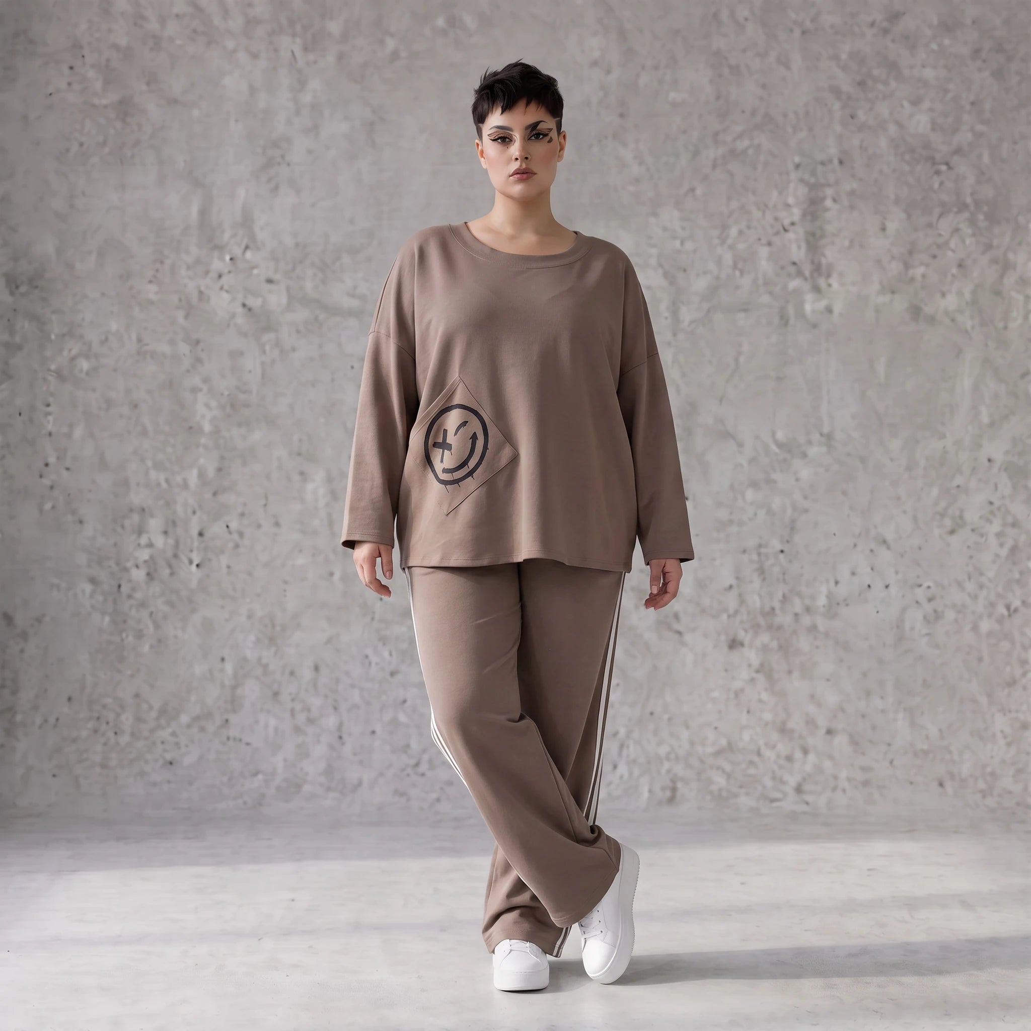 Sweatshirt aus French Terry mit Smileyprint und asymmetrischer Tasche in gerundeter Form