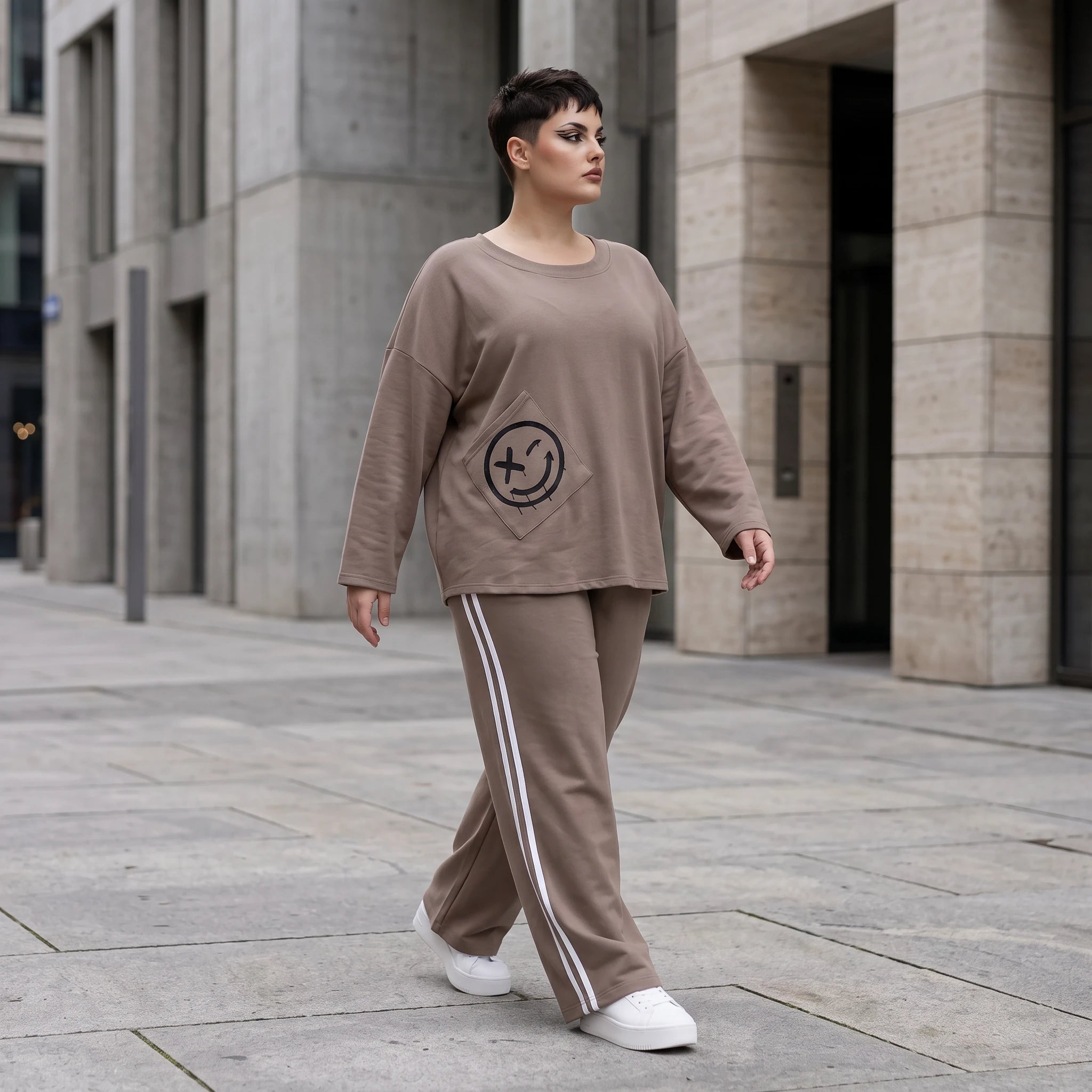 Sweatshirt aus French Terry mit Smileyprint und asymmetrischer Tasche in gerundeter Form