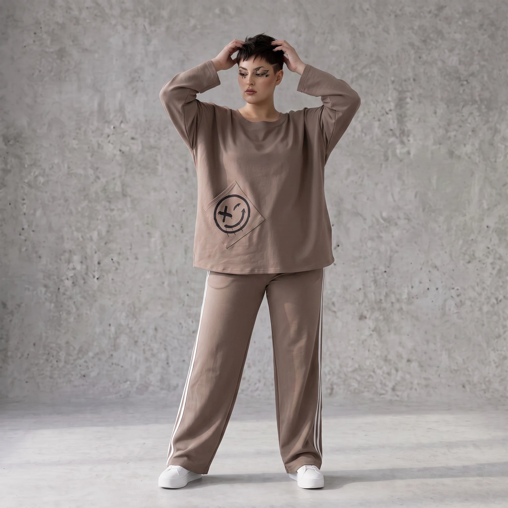 Sweatshirt aus French Terry mit Smileyprint und asymmetrischer Tasche in gerundeter Form