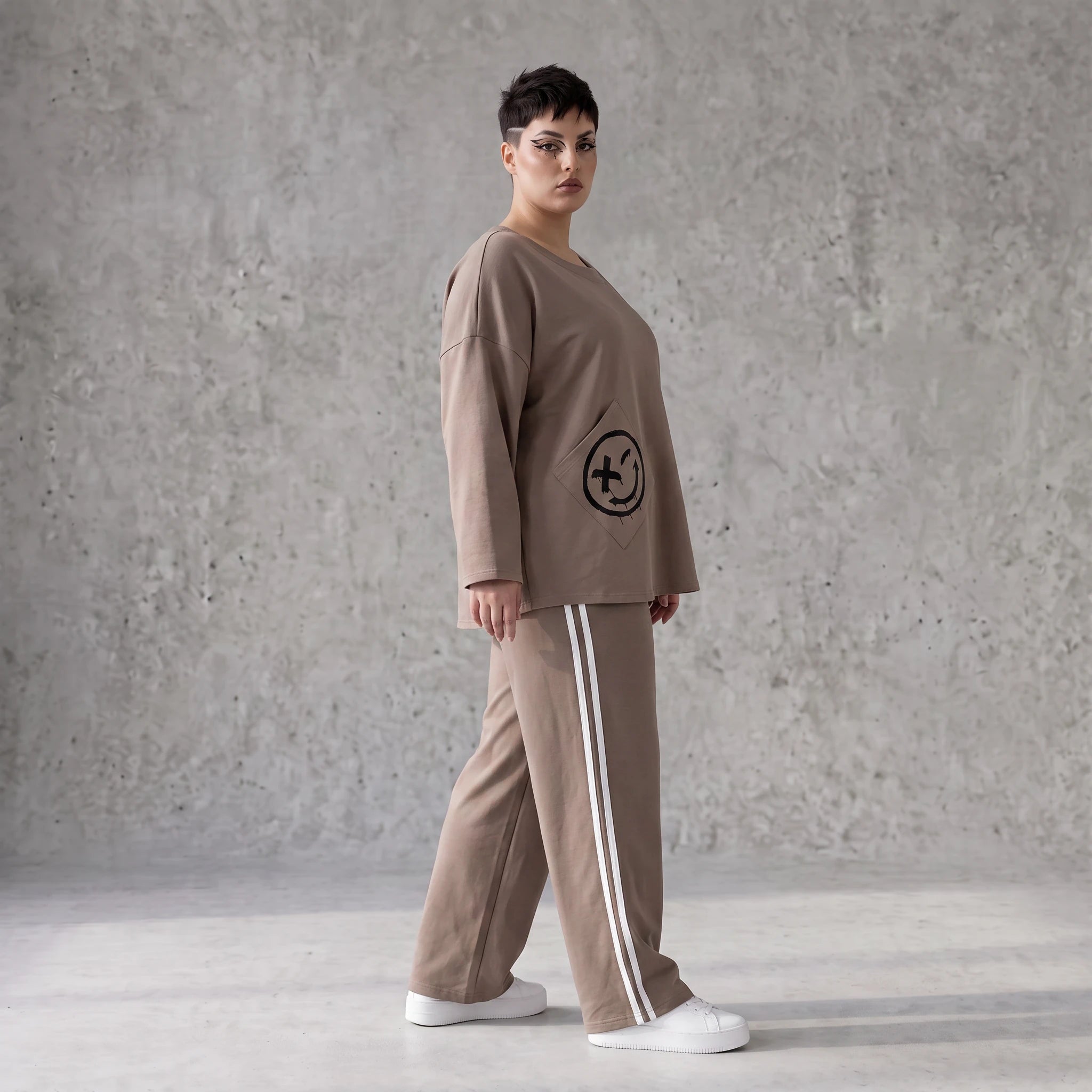Sweatshirt aus French Terry mit Smileyprint und asymmetrischer Tasche in gerundeter Form