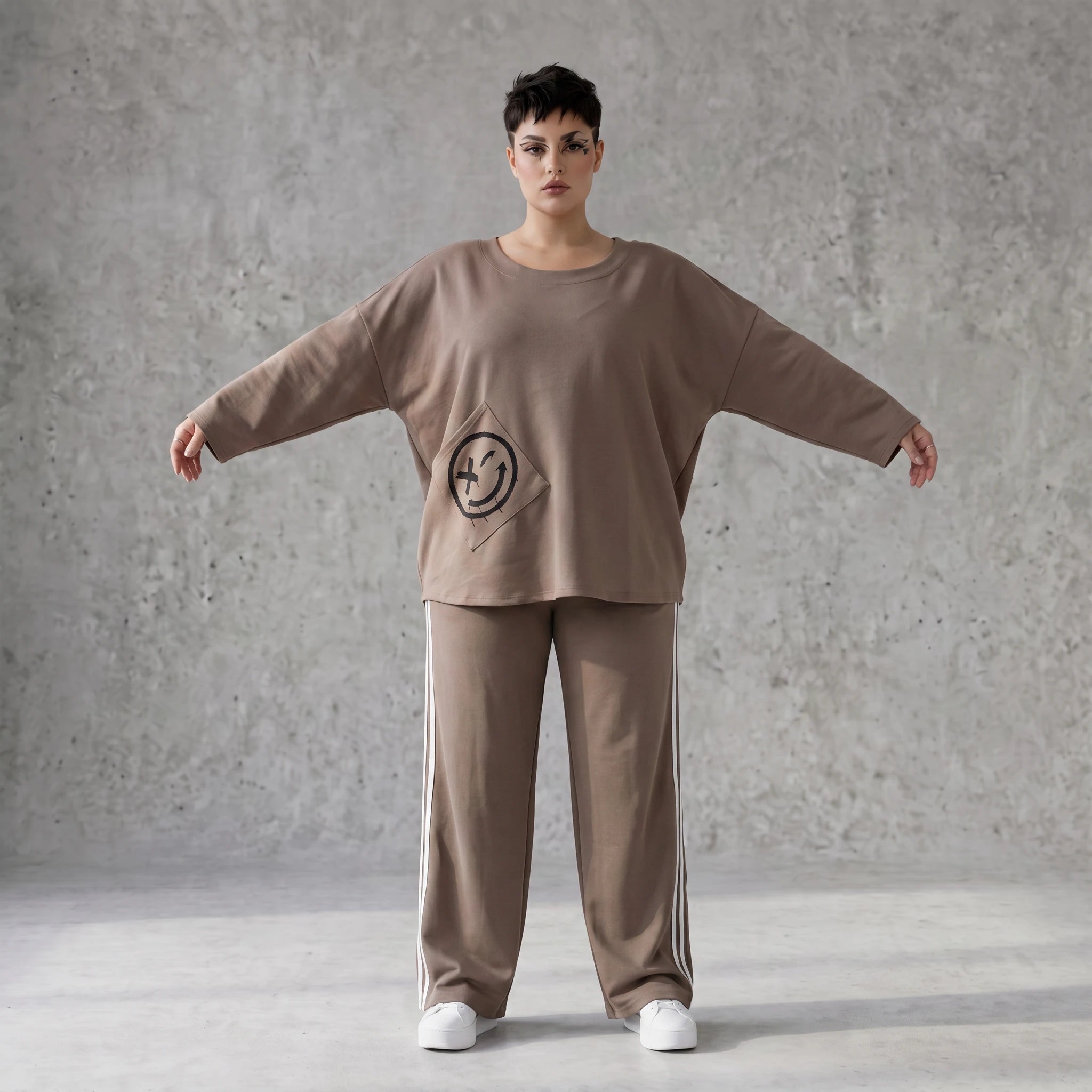 Sweatshirt aus French Terry mit Smileyprint und asymmetrischer Tasche in gerundeter Form