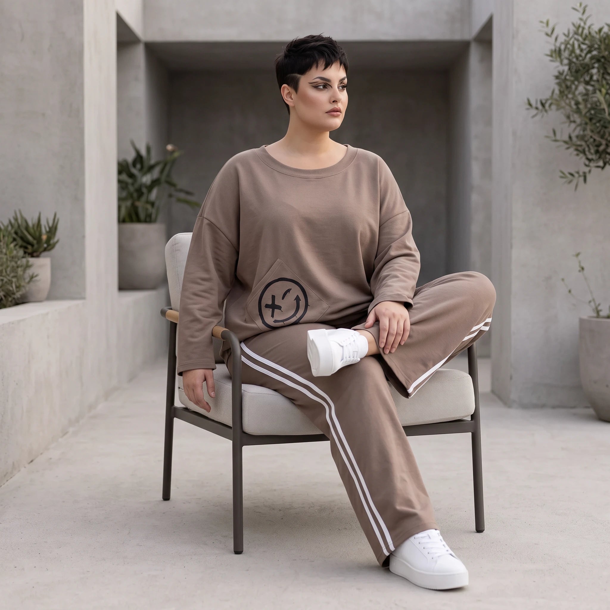 Sweatshirt aus French Terry mit Smileyprint und asymmetrischer Tasche in gerundeter Form