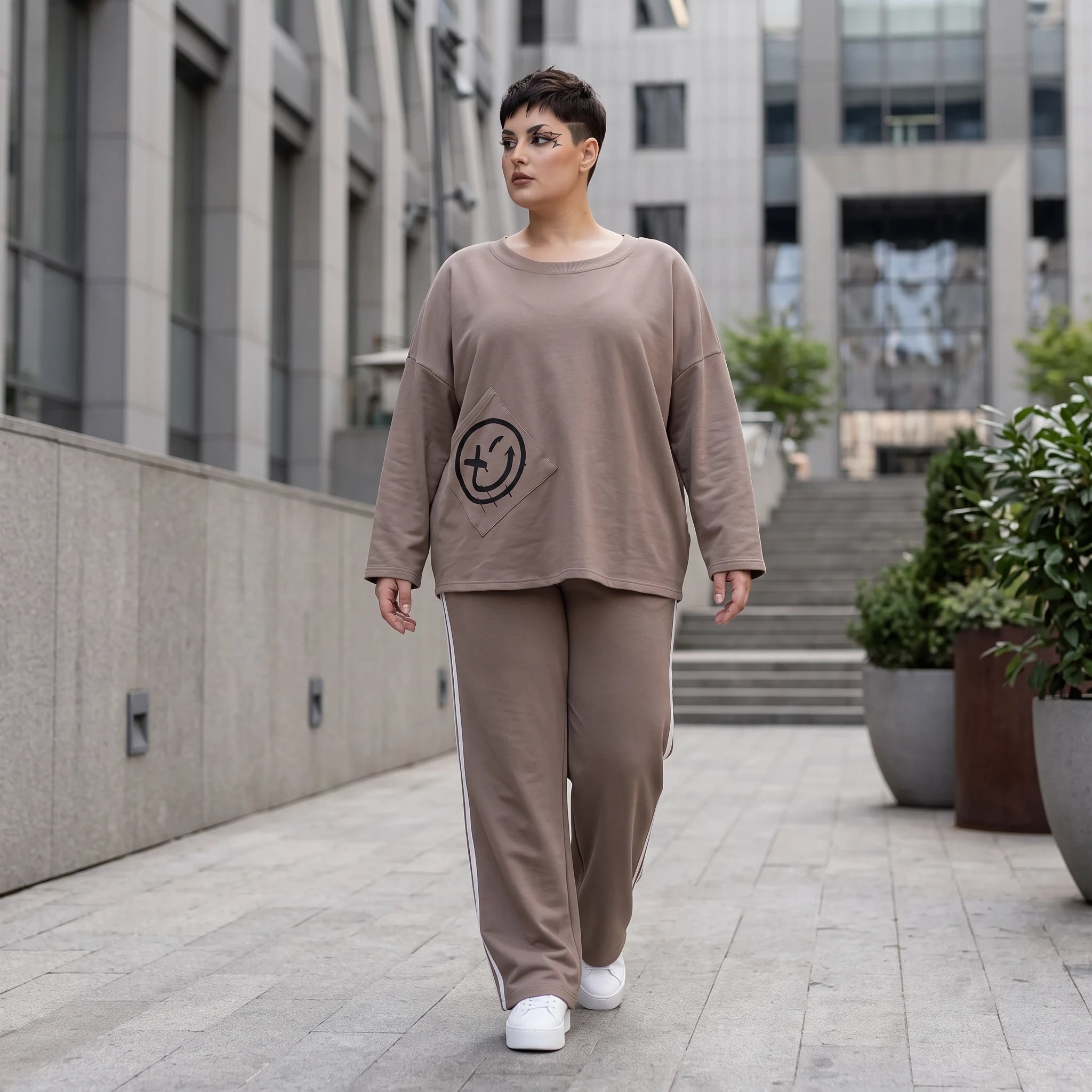 Sweatshirt aus French Terry mit Smileyprint und asymmetrischer Tasche in gerundeter Form