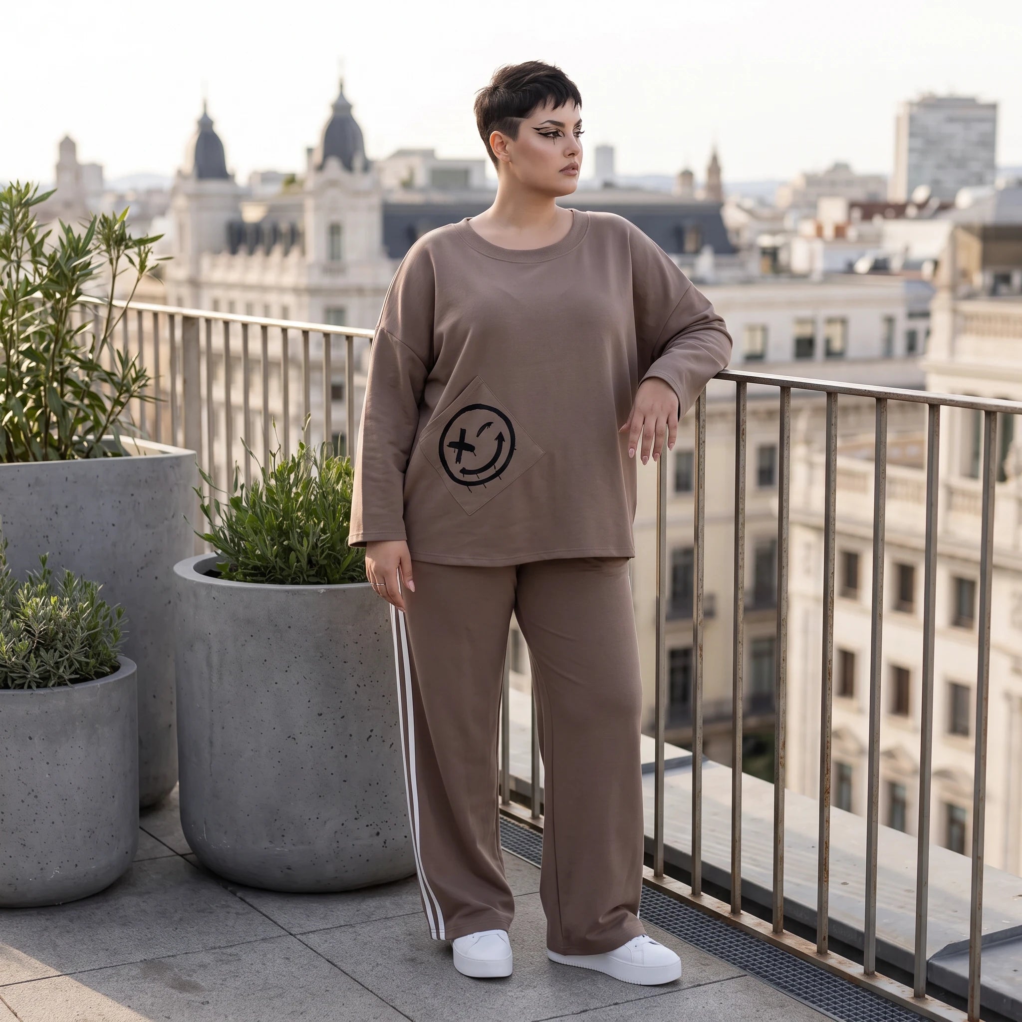 Sweatshirt aus French Terry mit Smileyprint und asymmetrischer Tasche in gerundeter Form