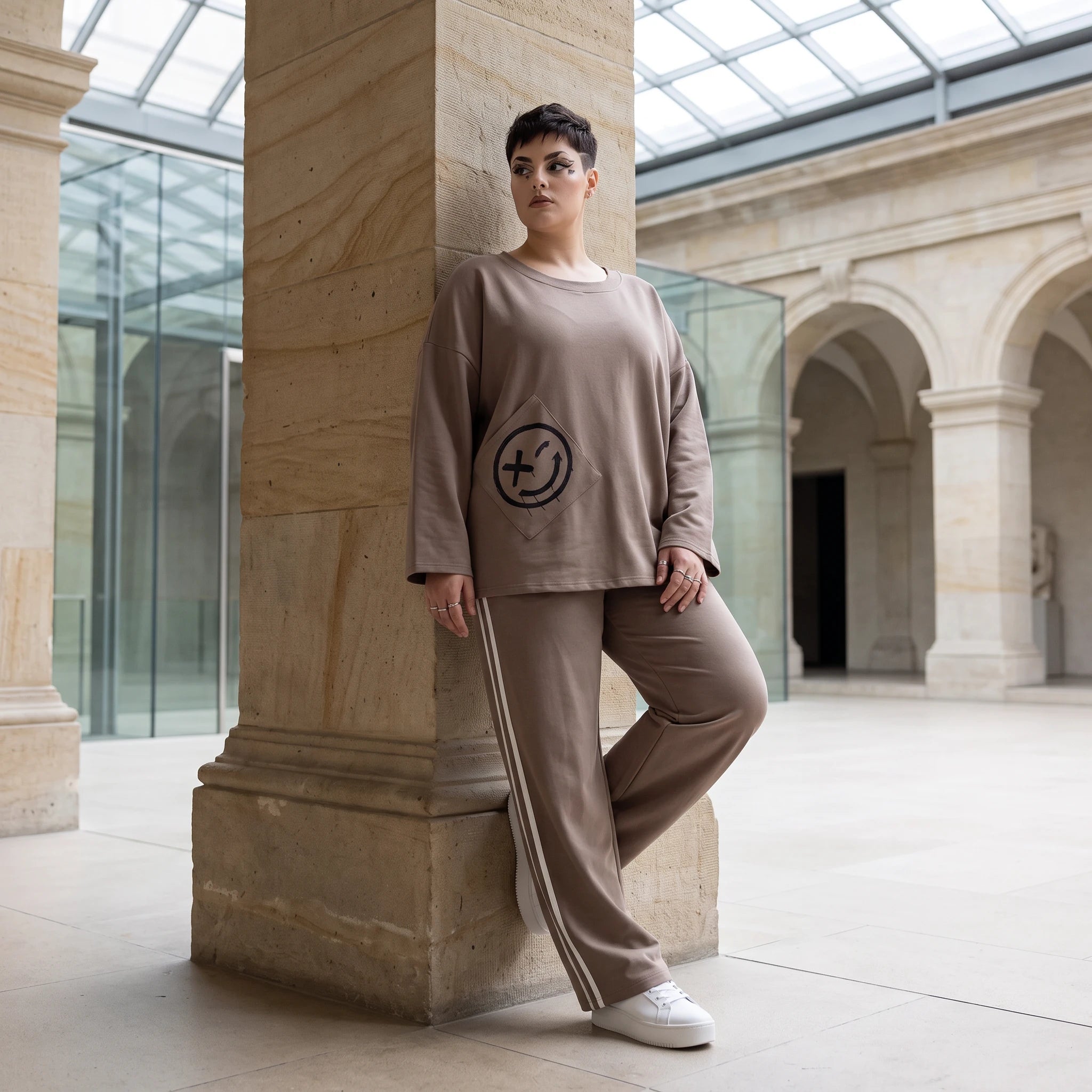 Sweatshirt aus French Terry mit Smileyprint und asymmetrischer Tasche in gerundeter Form