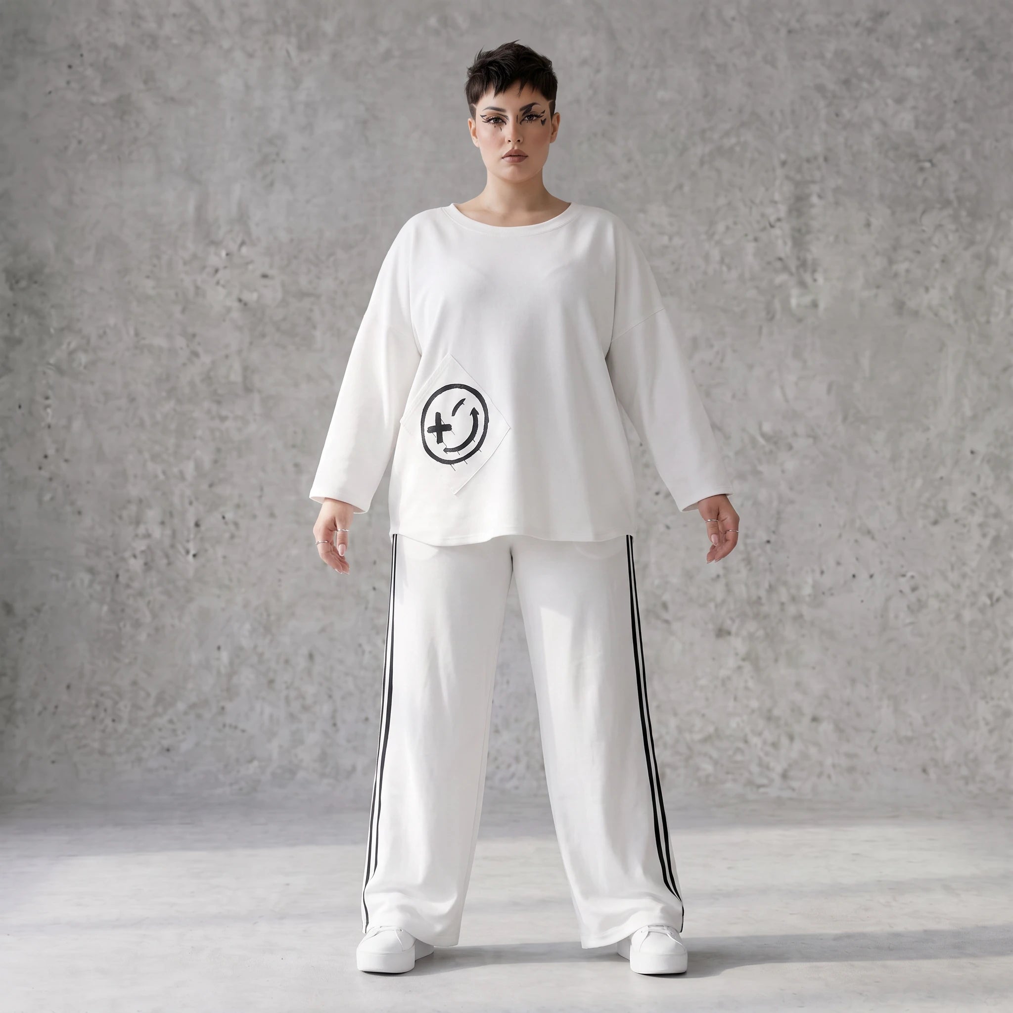 French Terry Sweatshirt mit Smileyprint an asymmetrischer Tasche Rundhals und 7/8-Arm
