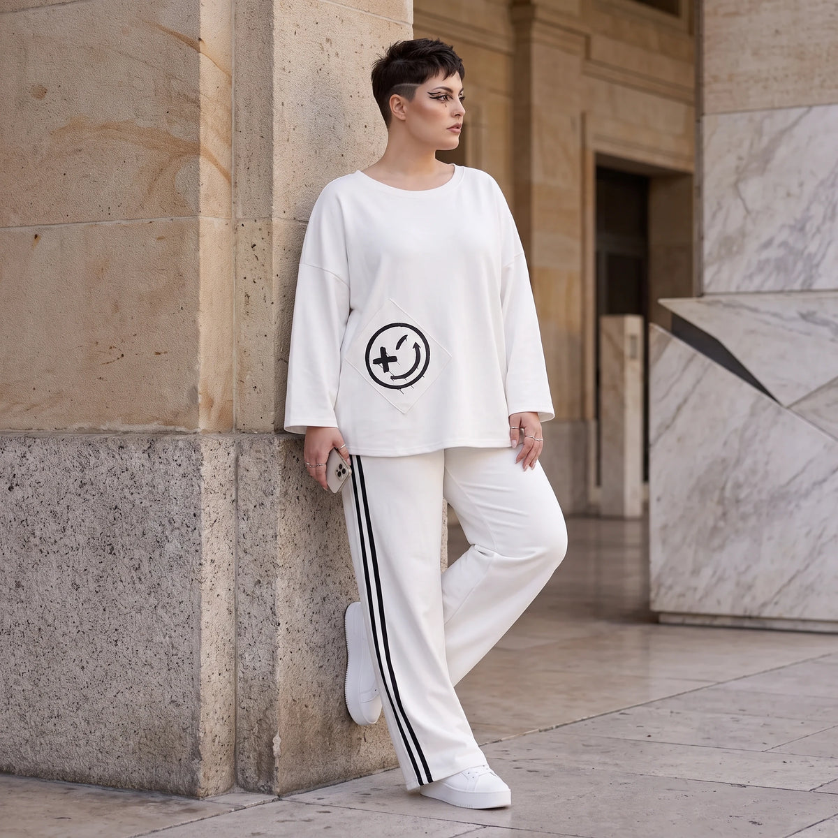 French Terry Sweatshirt mit Smileyprint an asymmetrischer Tasche Rundhals und 7/8-Arm