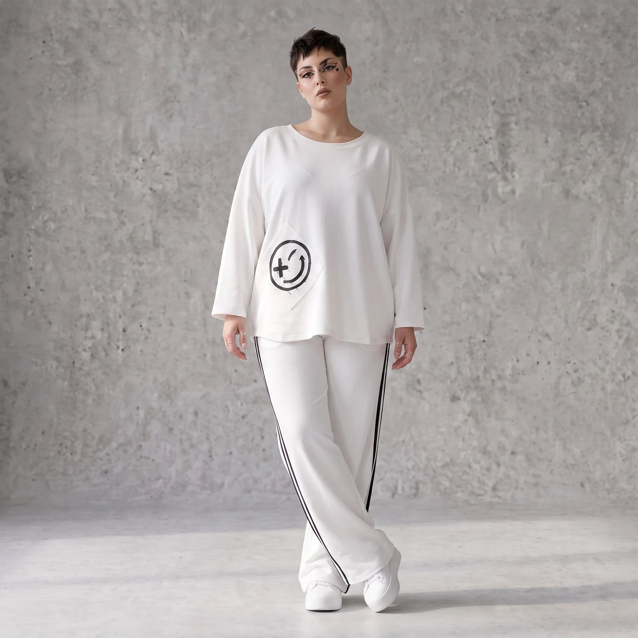 French Terry Sweatshirt mit Smileyprint an asymmetrischer Tasche Rundhals und 7/8-Arm
