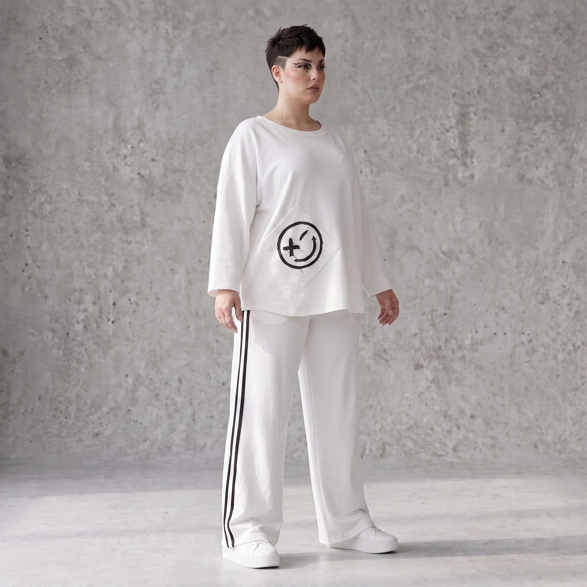 French Terry Sweatshirt mit Smileyprint an asymmetrischer Tasche Rundhals und 7/8-Arm