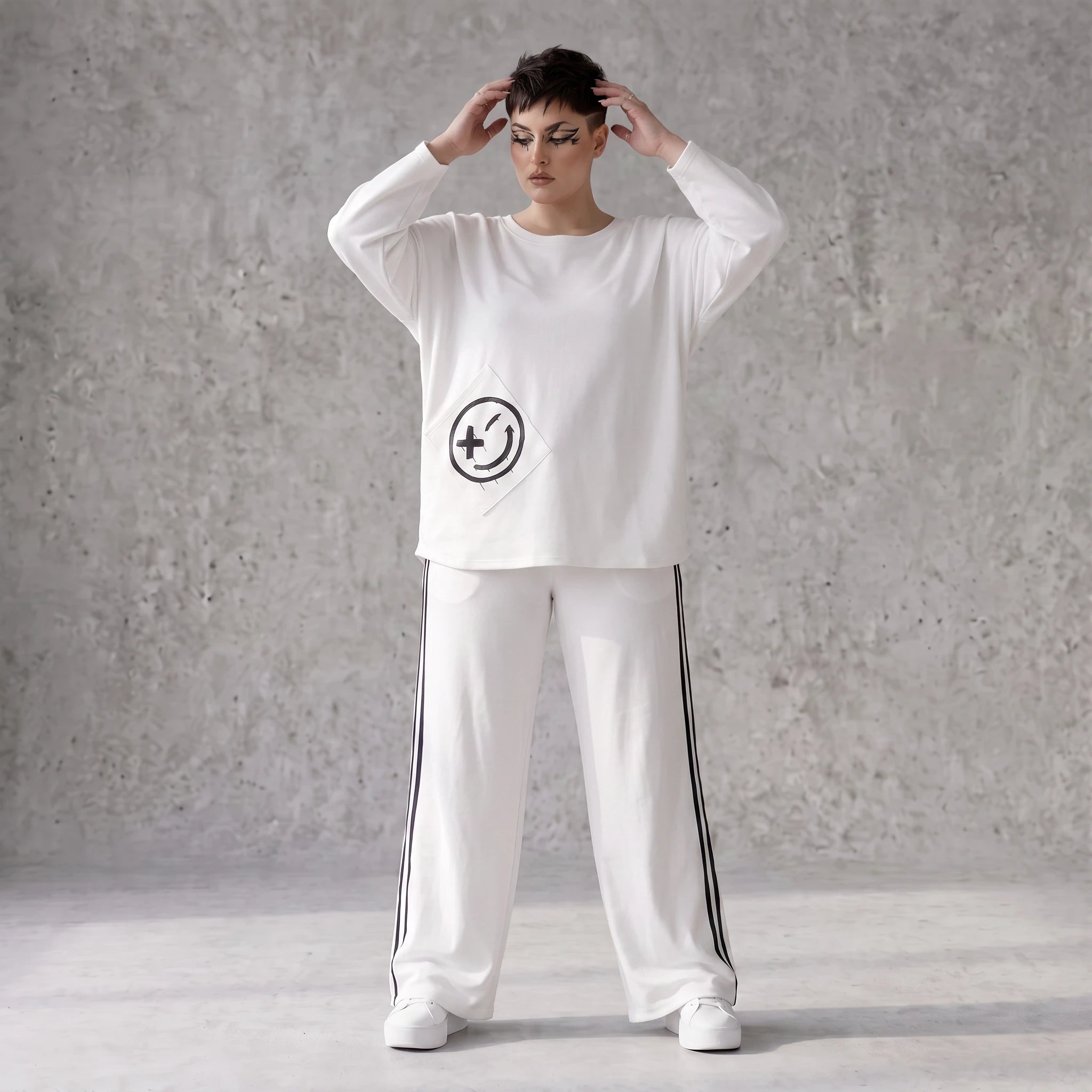 French Terry Sweatshirt mit Smileyprint an asymmetrischer Tasche Rundhals und 7/8-Arm