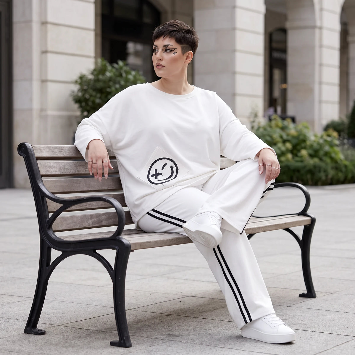 French Terry Sweatshirt mit Smileyprint an asymmetrischer Tasche Rundhals und 7/8-Arm
