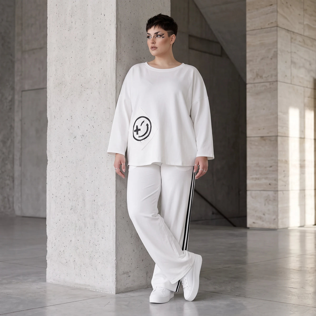 French Terry Sweatshirt mit Smileyprint an asymmetrischer Tasche Rundhals und 7/8-Arm
