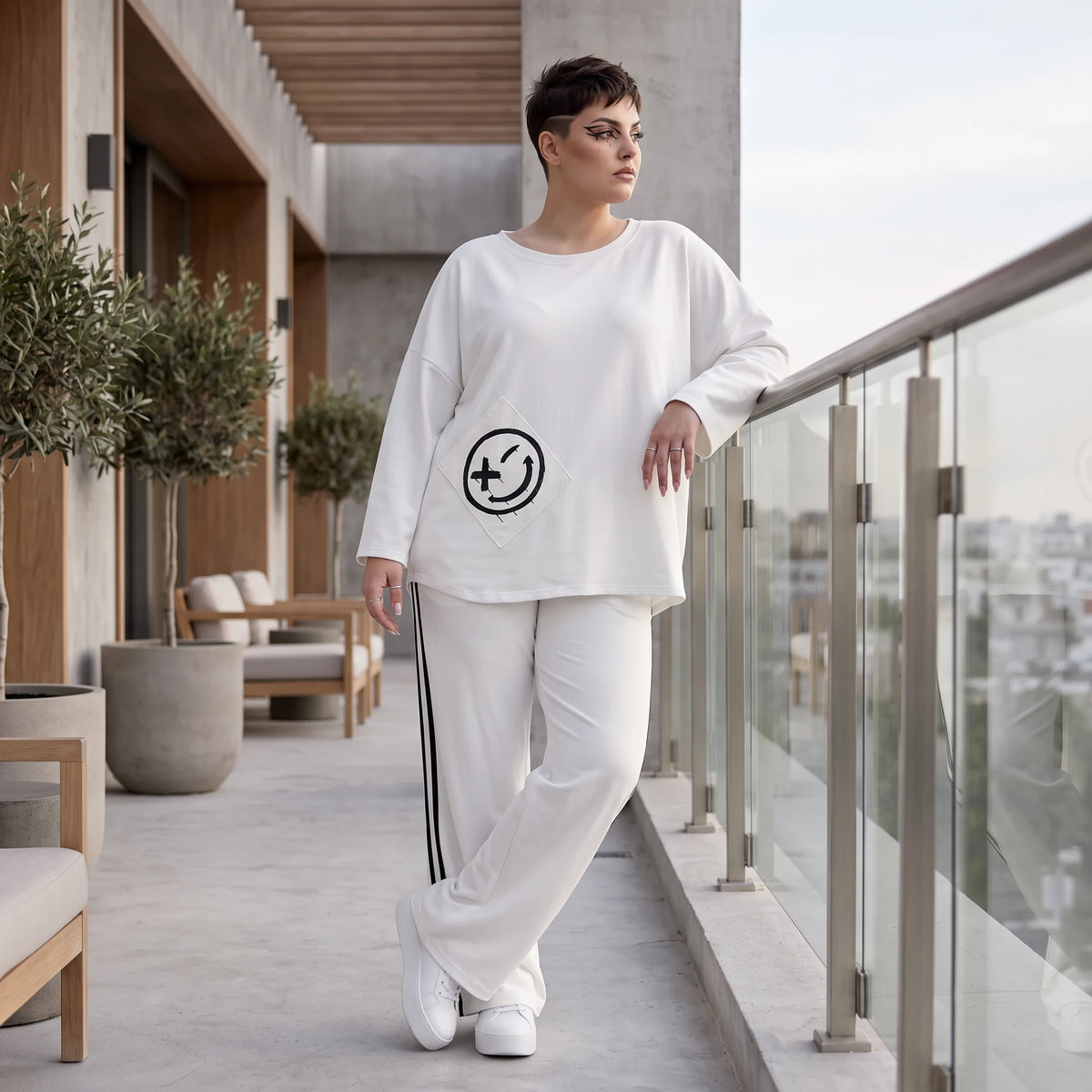 French Terry Sweatshirt mit Smileyprint an asymmetrischer Tasche Rundhals und 7/8-Arm