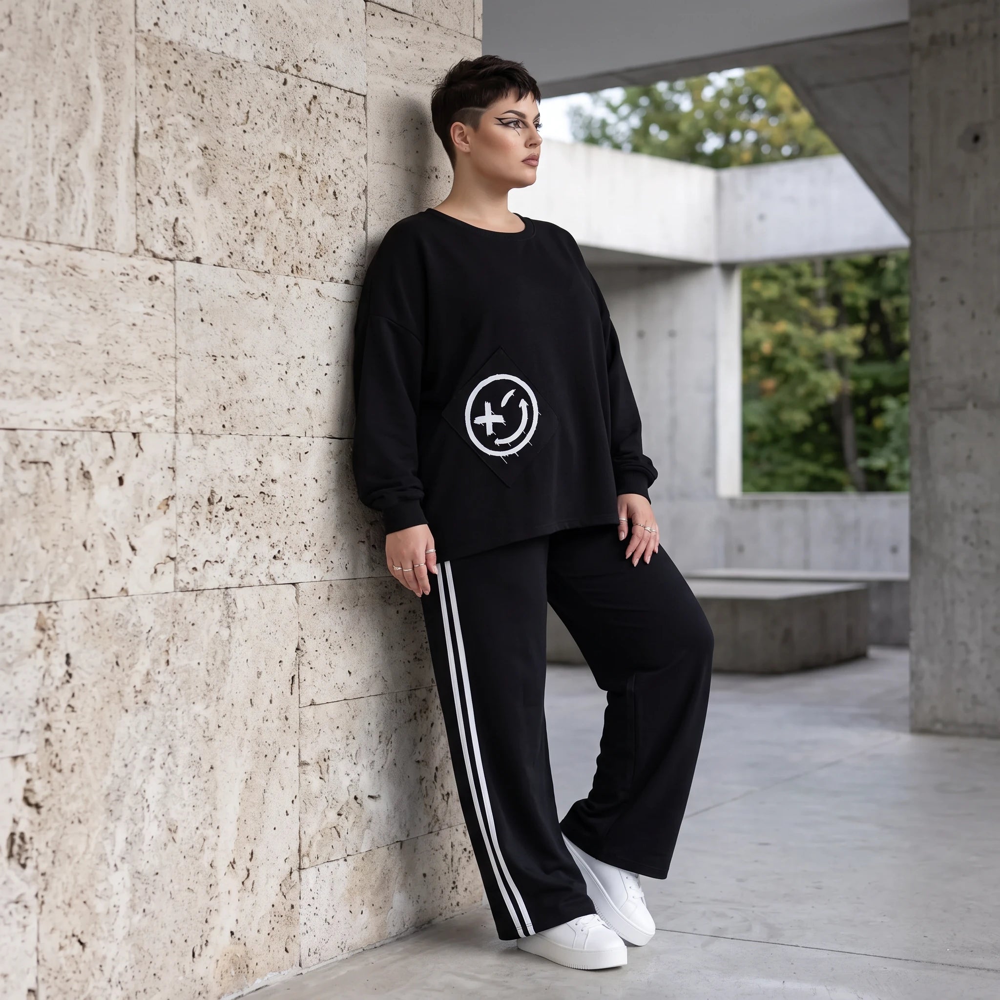 Sweatshirt mit Smileyprint und asymmetrischer Tasche aus weichem French Terry Rundhals
