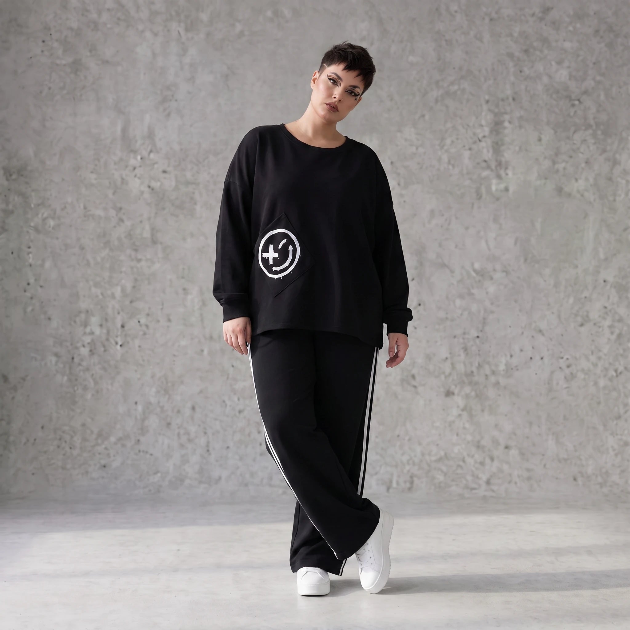 Sweatshirt mit Smileyprint und asymmetrischer Tasche aus weichem French Terry Rundhals