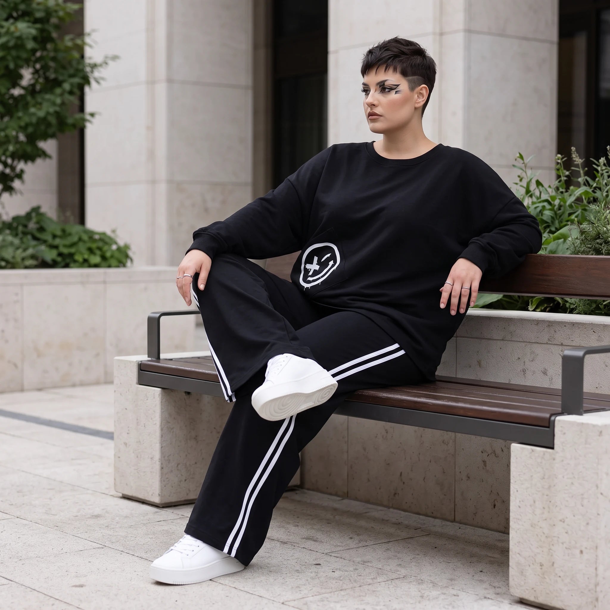 Sweatshirt mit Smileyprint und asymmetrischer Tasche aus weichem French Terry Rundhals