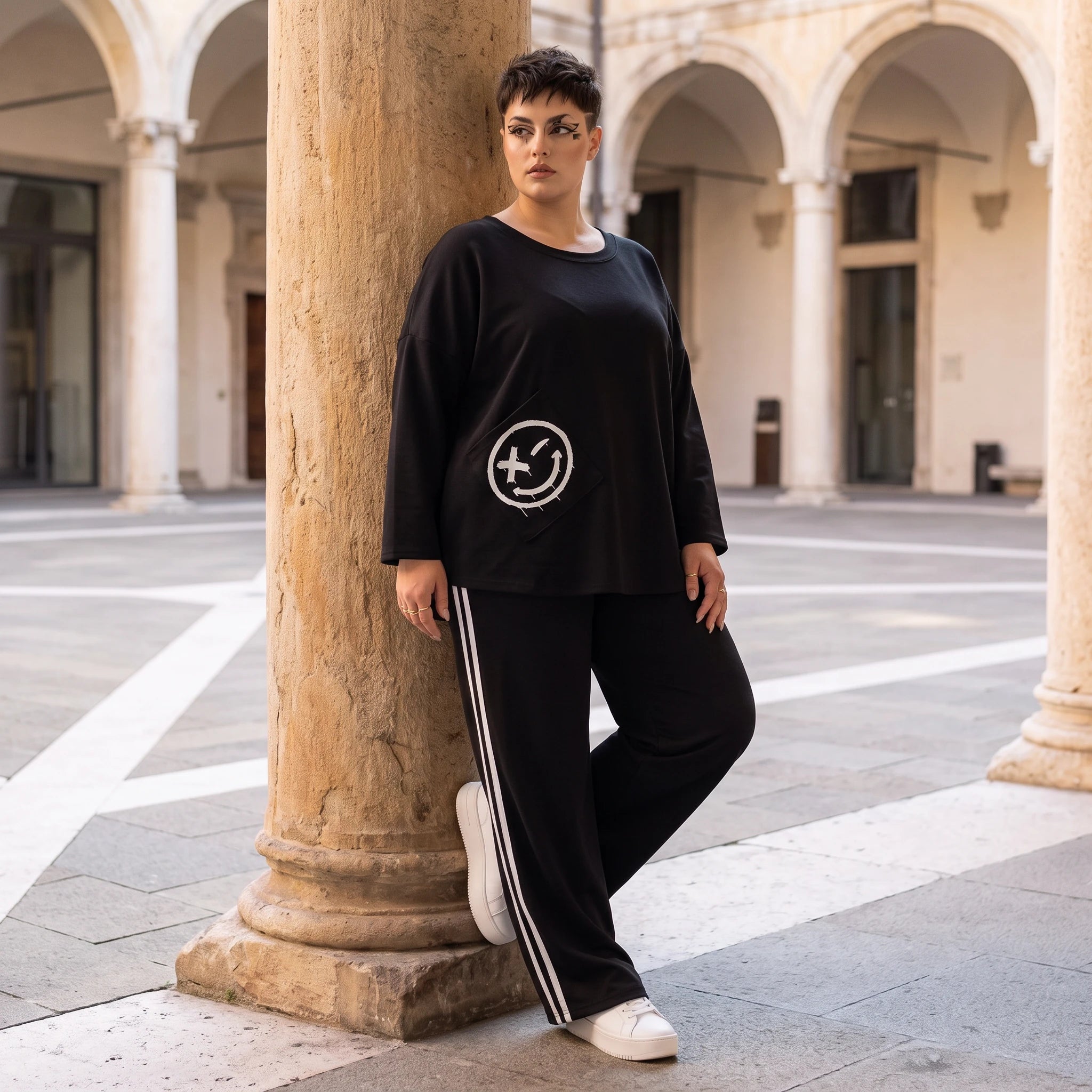 Sweatshirt mit Smileyprint und asymmetrischer Tasche aus weichem French Terry Rundhals