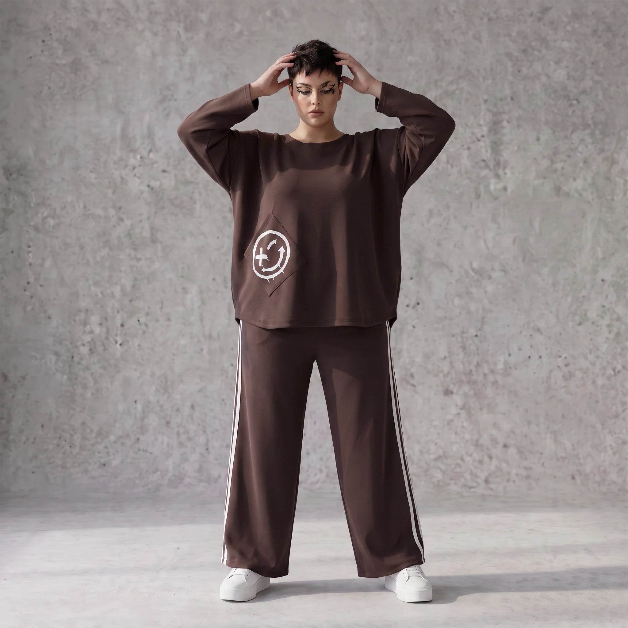 Braunes French Terry Shirt mit Smileyprint Tasche Rundhals weich gerundete Form 7/8-Arm