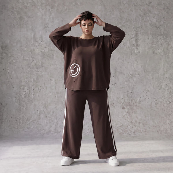 Braunes French Terry Shirt mit Smileyprint Tasche Rundhals weich gerundete Form 7/8-Arm