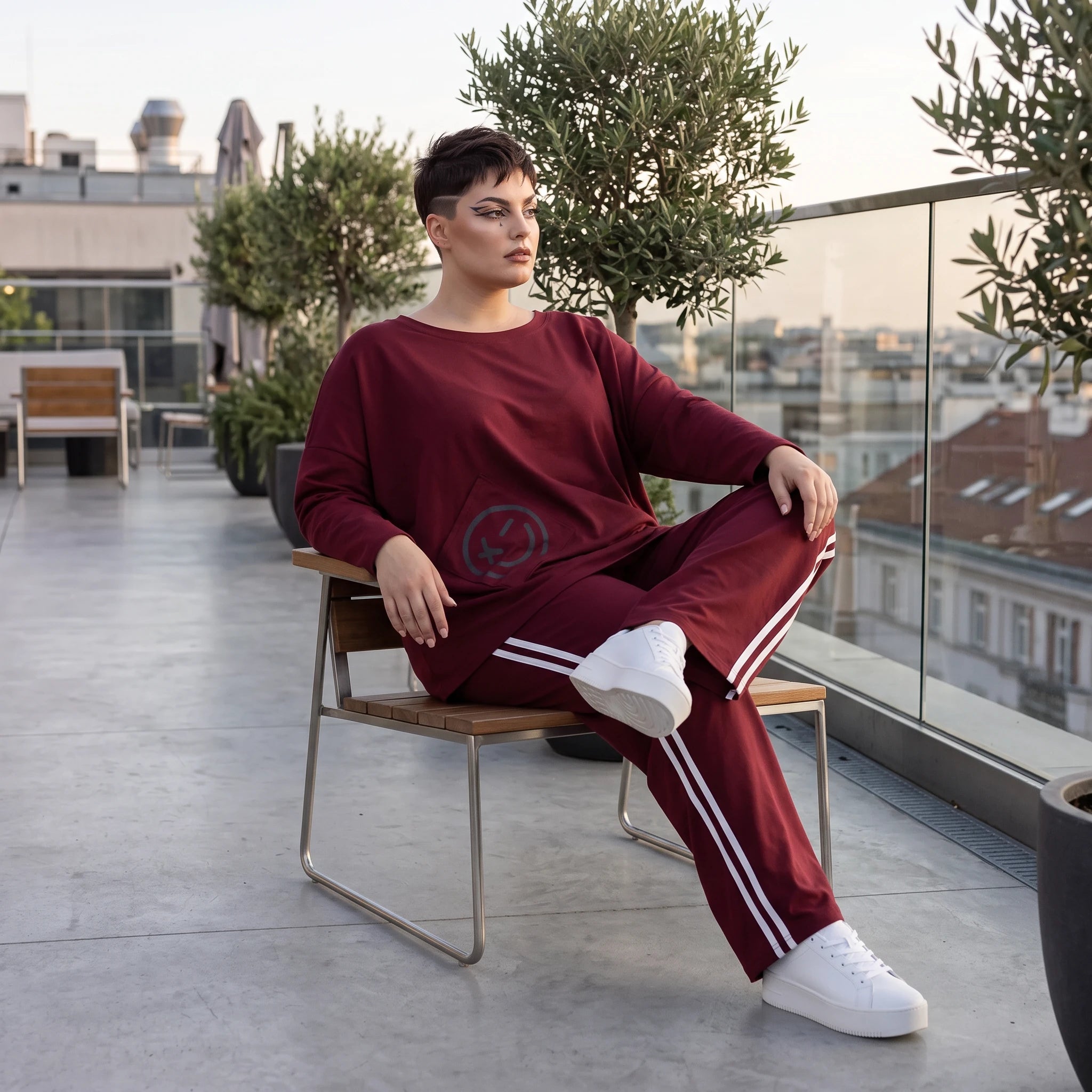Rote Ballonhose aus French Terry mit Kontraststreifen und elastischem Bund Streetwear