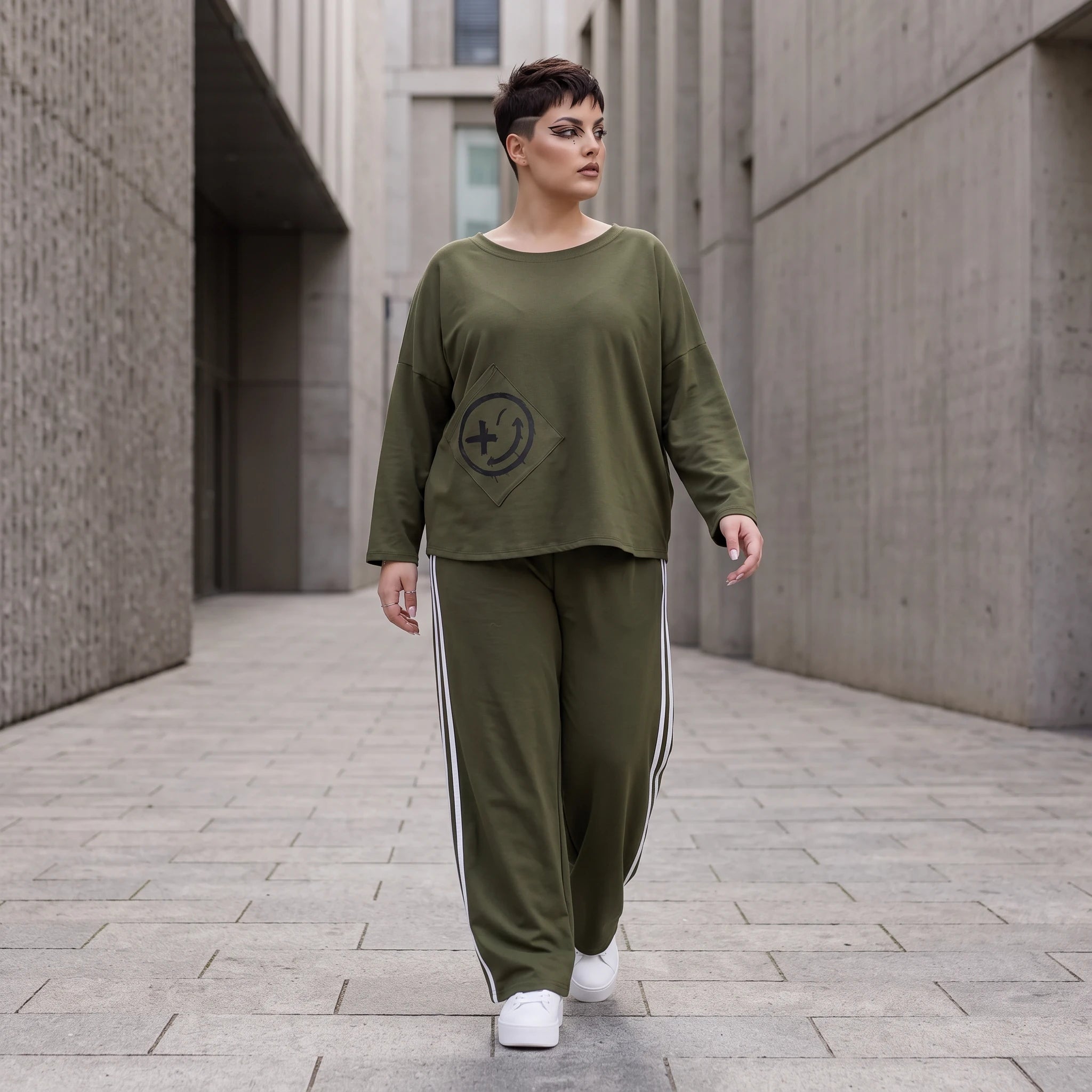 Joggerhose in Ballonform aus French Terry mit weißen Kontraststreifen im College Look