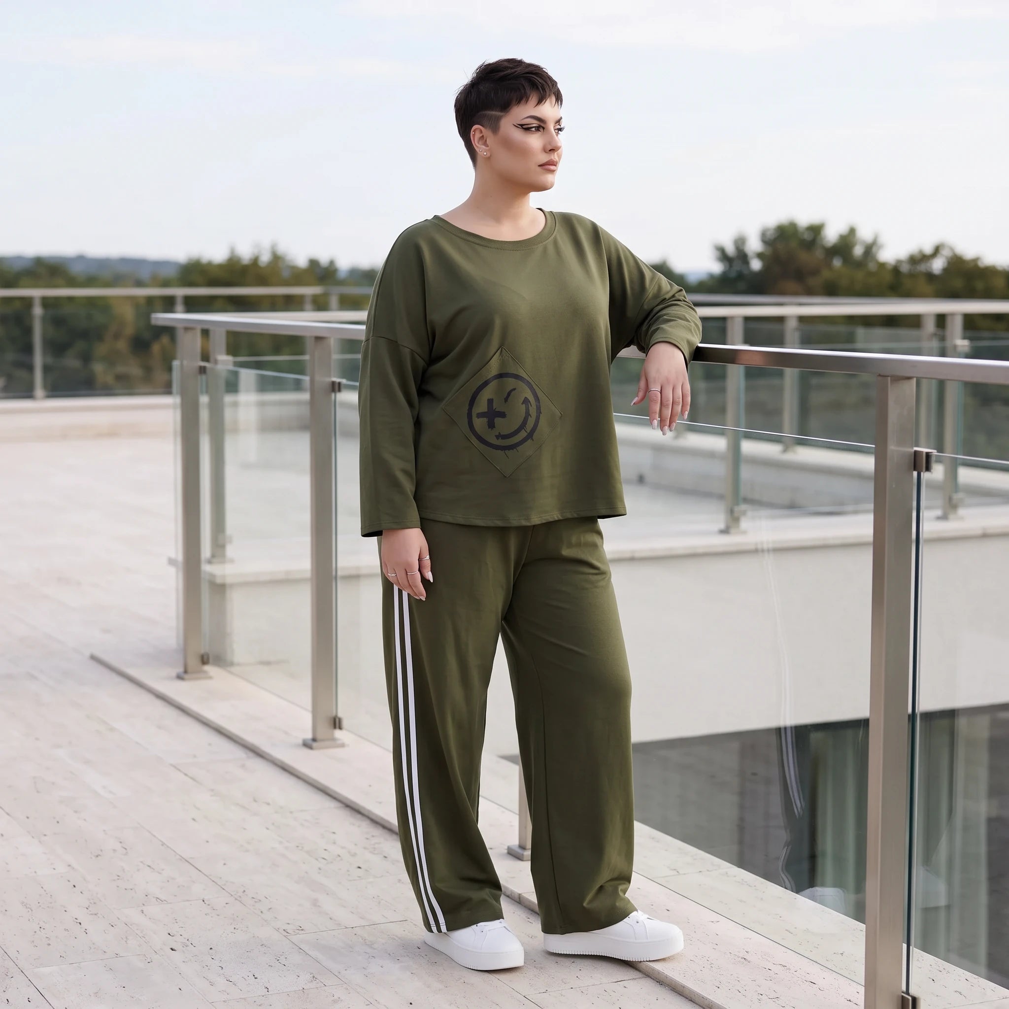 Joggerhose in Ballonform aus French Terry mit weißen Kontraststreifen im College Look
