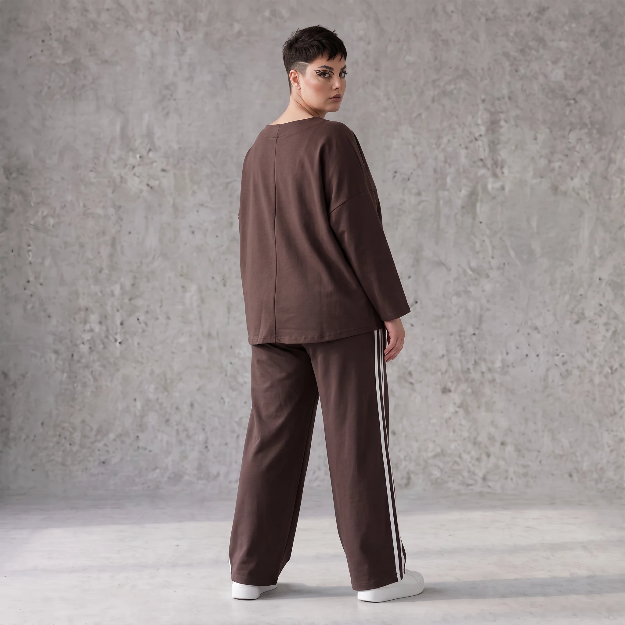 Ballonhose aus French Terry locker mit weißen Kontraststreifen im Retro College Joggerlook