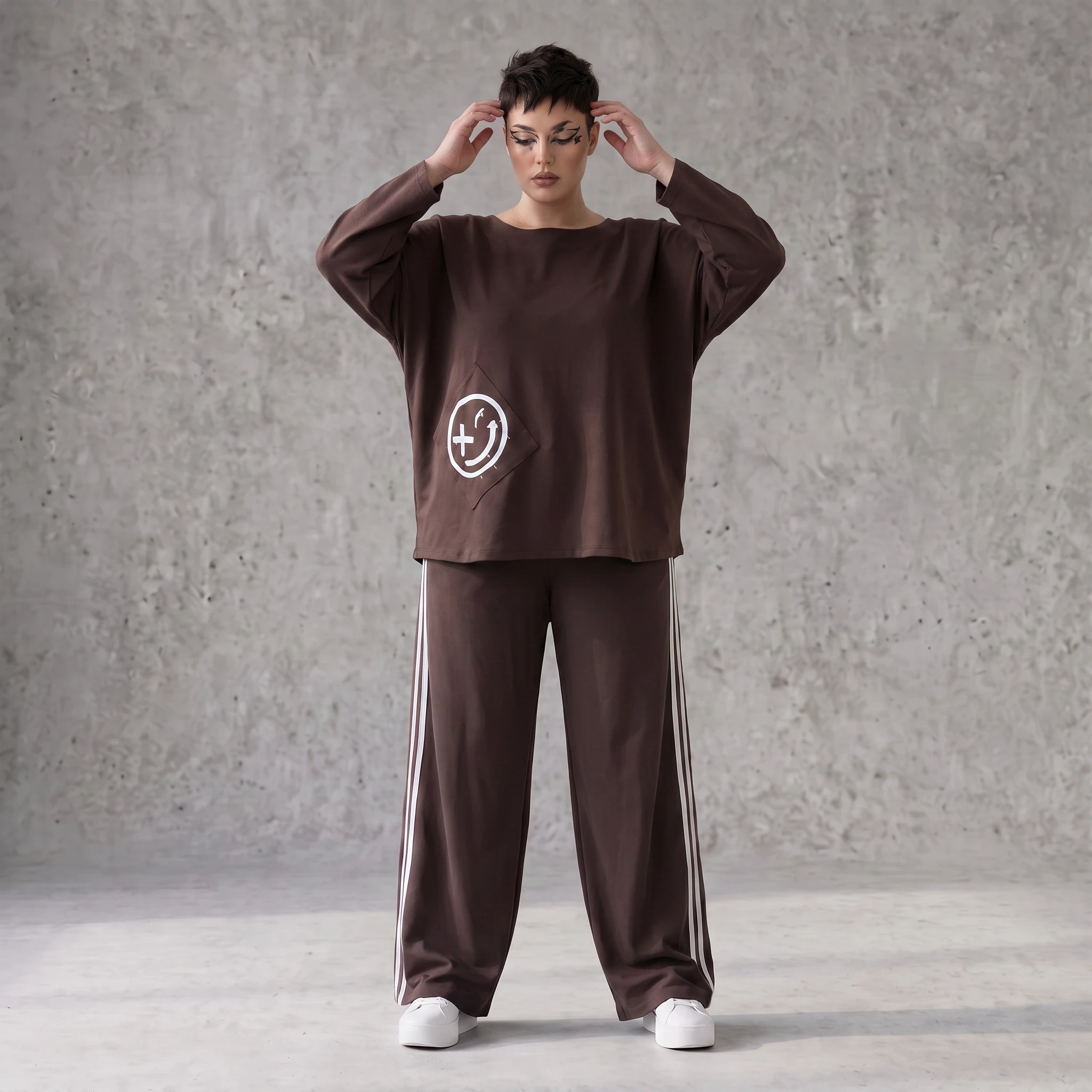 Ballonhose aus French Terry locker mit weißen Kontraststreifen im Retro College Joggerlook