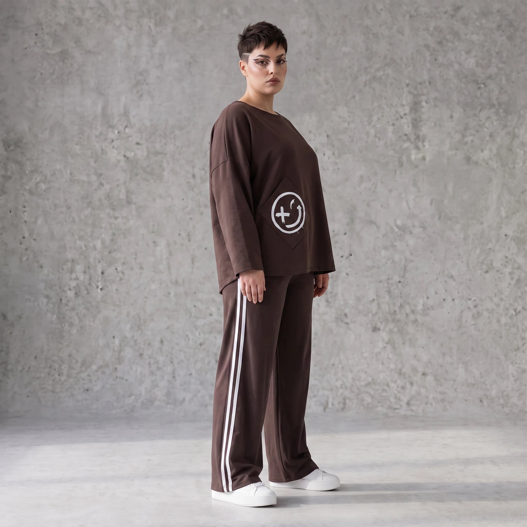Ballonhose aus French Terry locker mit weißen Kontraststreifen im Retro College Joggerlook