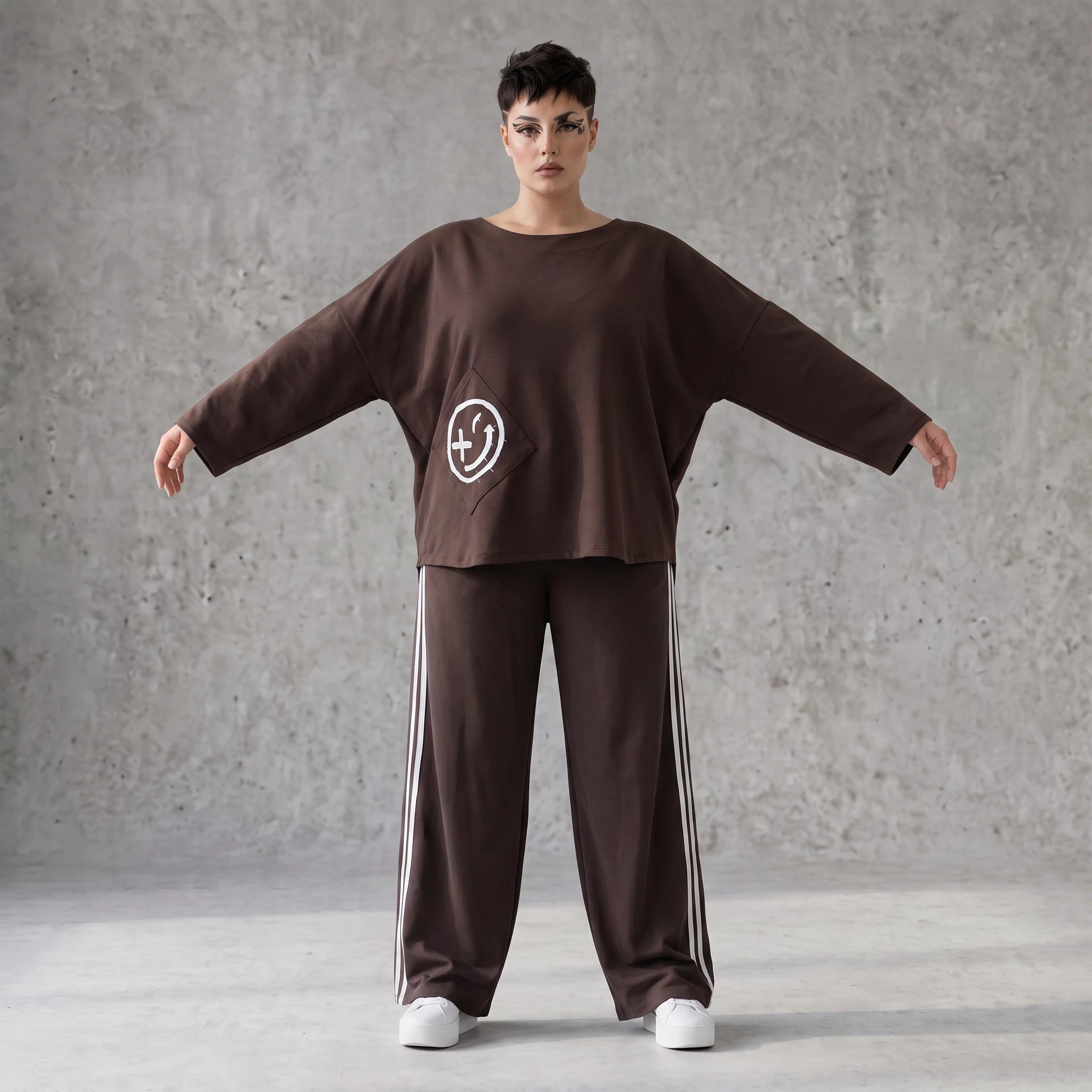 Ballonhose aus French Terry locker mit weißen Kontraststreifen im Retro College Joggerlook