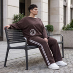 Ballonhose aus French Terry locker mit weißen Kontraststreifen im Retro College Joggerlook