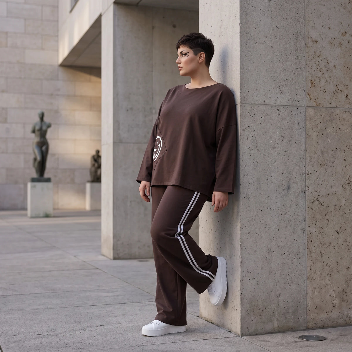 Ballonhose aus French Terry locker mit weißen Kontraststreifen im Retro College Joggerlook