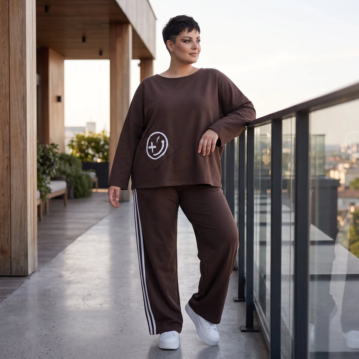 Ballonhose aus French Terry locker mit weißen Kontraststreifen im Retro College Joggerlook
