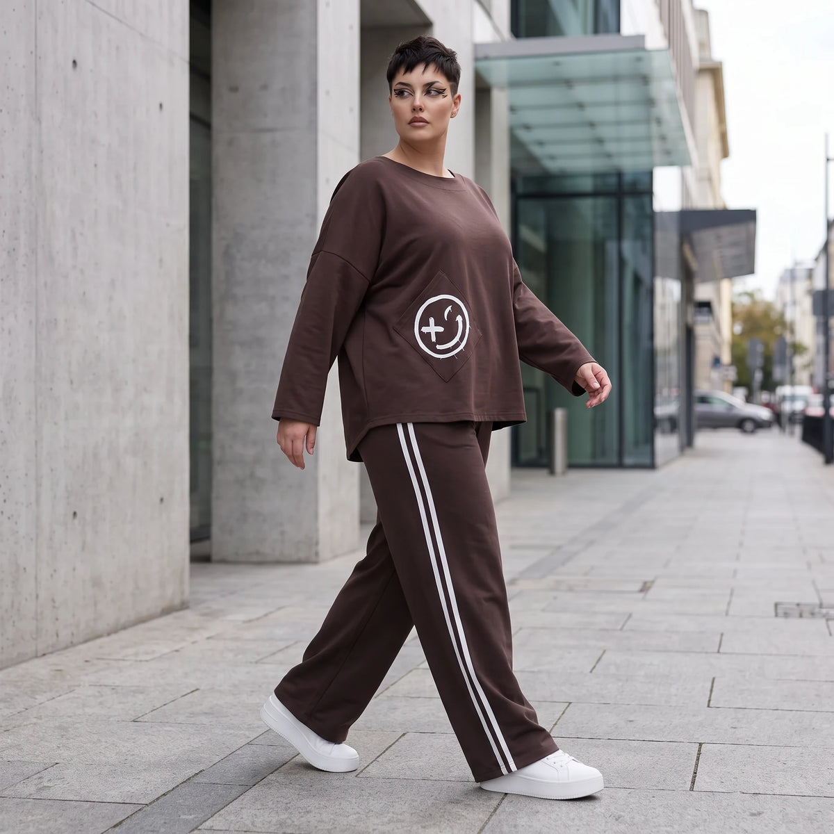 Ballonhose aus French Terry locker mit weißen Kontraststreifen im Retro College Joggerlook