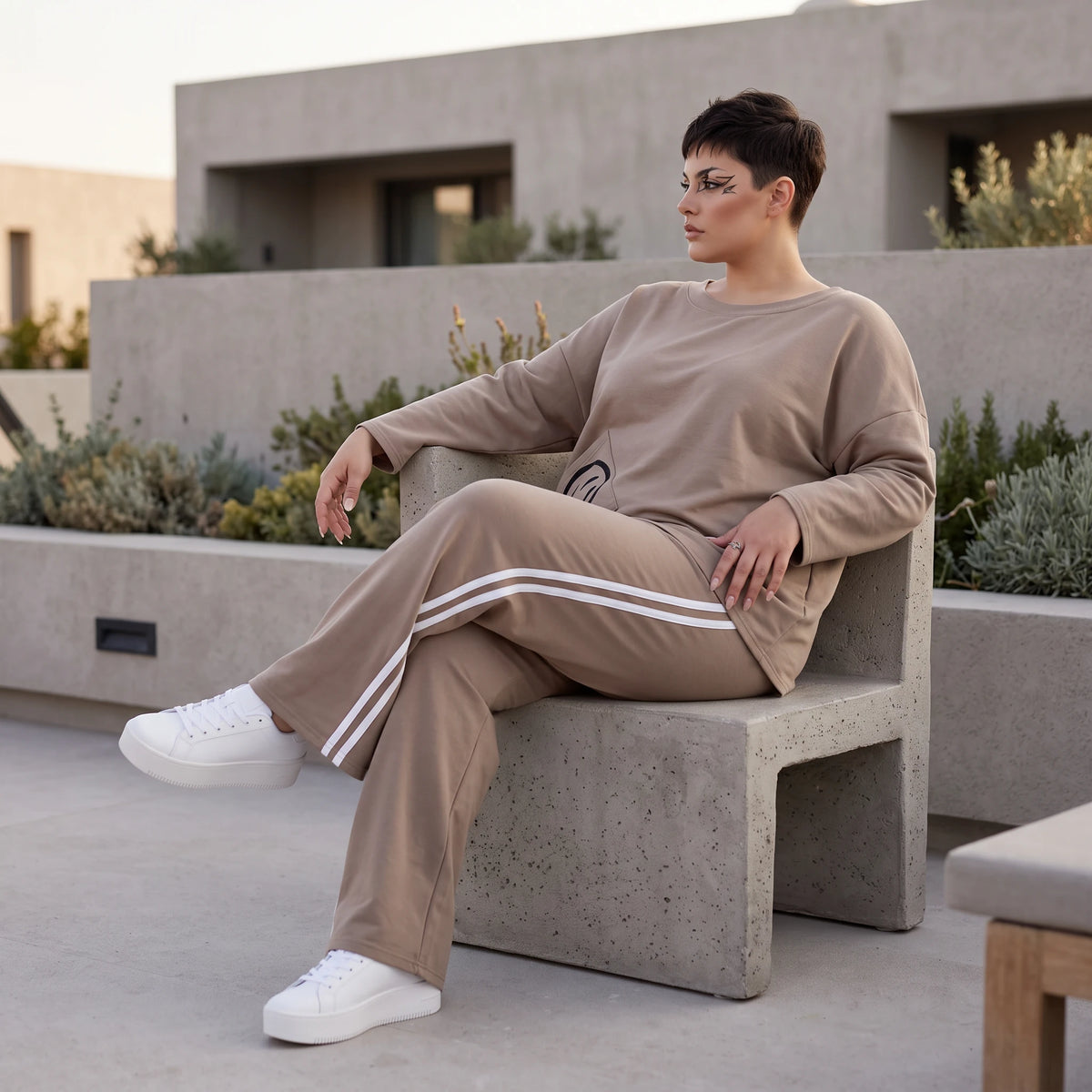 Jogger-Hose im Retro College Look aus French Terry mit weißen Kontraststreifen Ballonform
