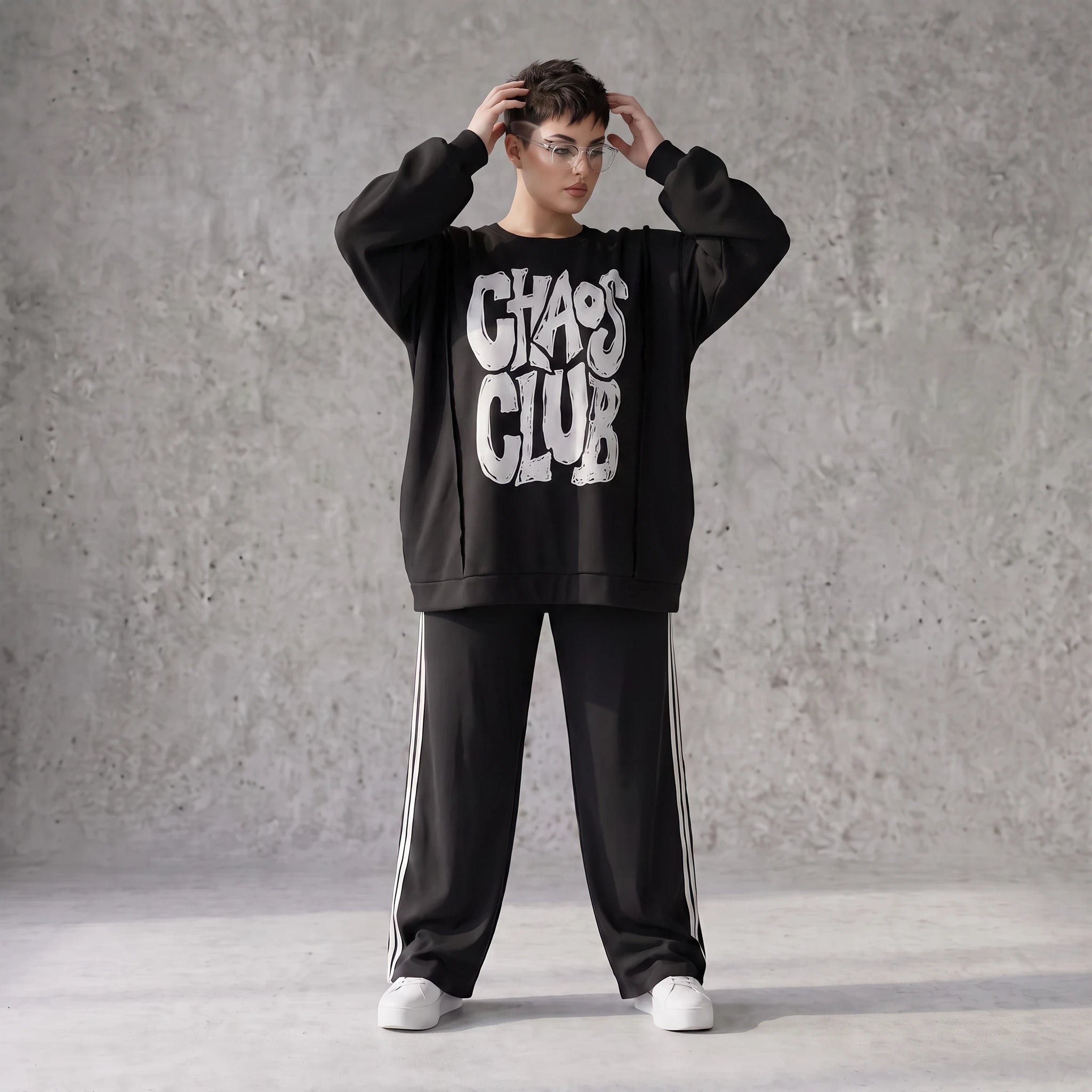 Statementshirt aus French Terry mit Chaos Club Print kastig und vorne kürzer geschnitten