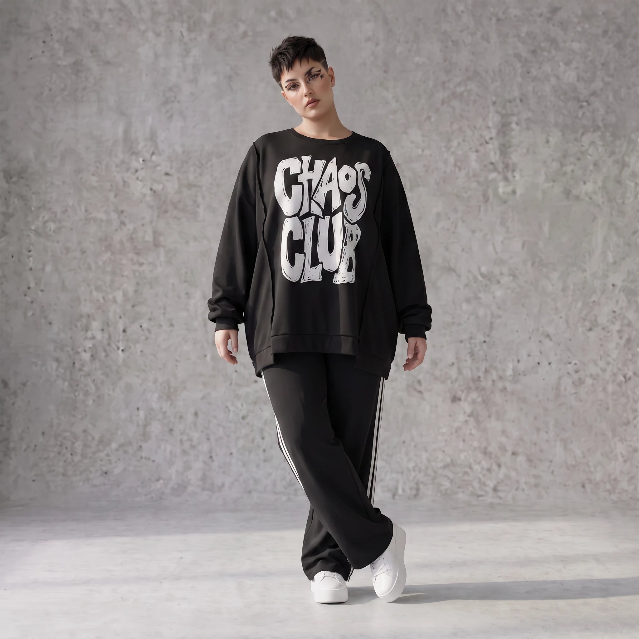 Statementshirt aus French Terry mit Chaos Club Print kastig und vorne kürzer geschnitten