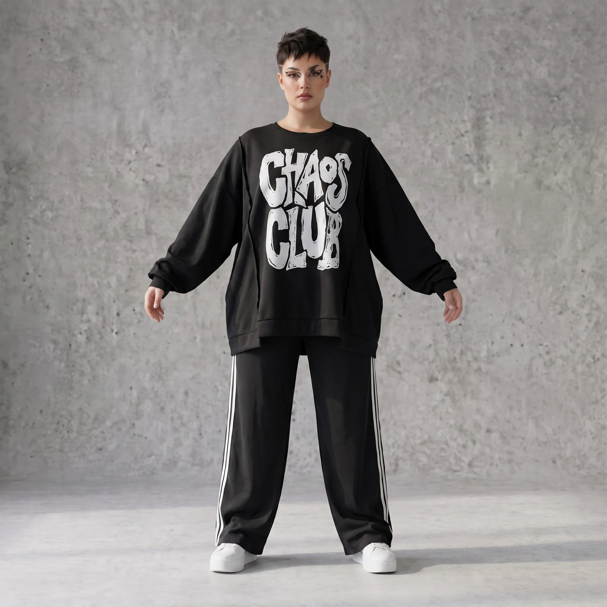Statementshirt aus French Terry mit Chaos Club Print kastig und vorne kürzer geschnitten