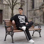 Statementshirt aus French Terry mit Chaos Club Print kastig und vorne kürzer geschnitten