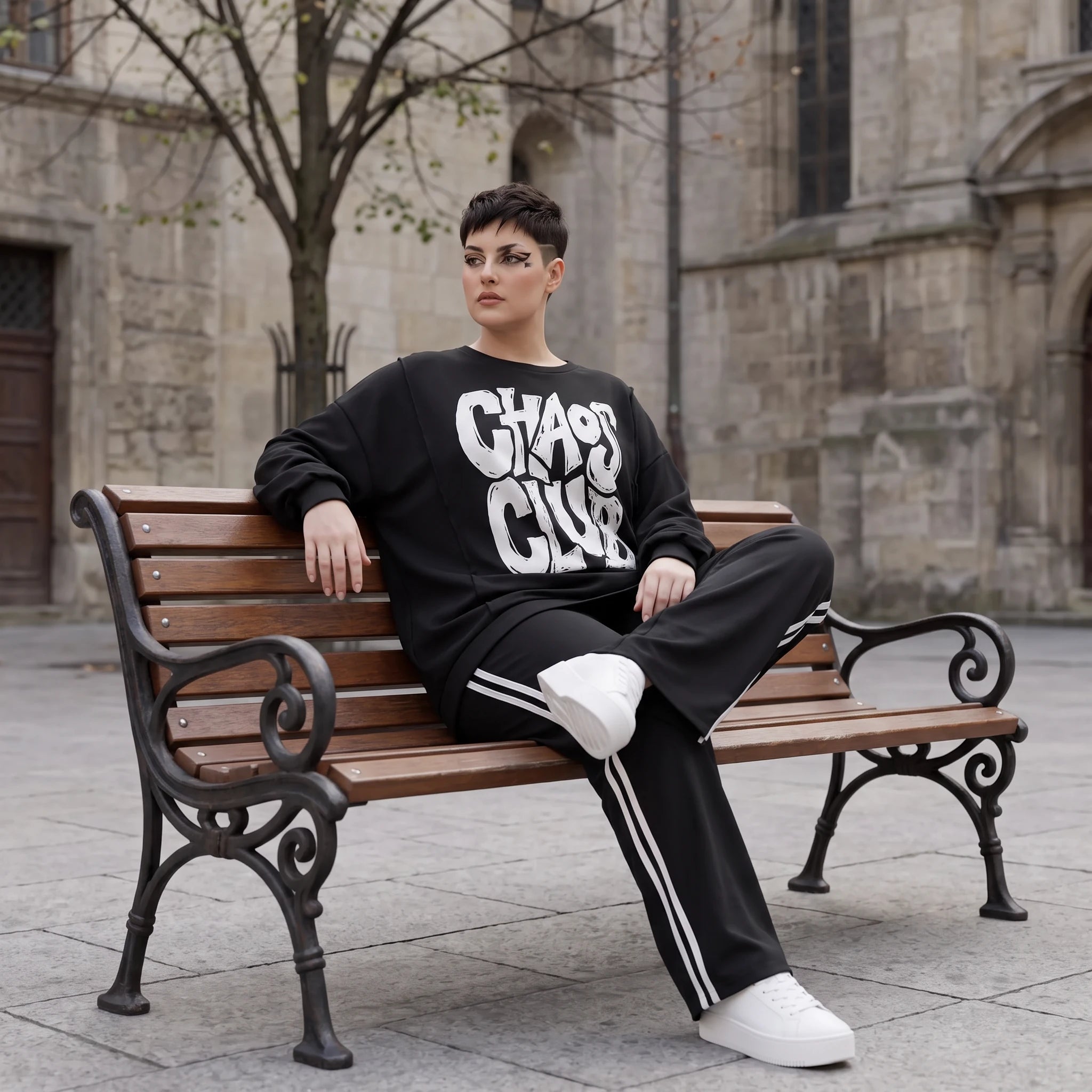 Statementshirt aus French Terry mit Chaos Club Print kastig und vorne kürzer geschnitten