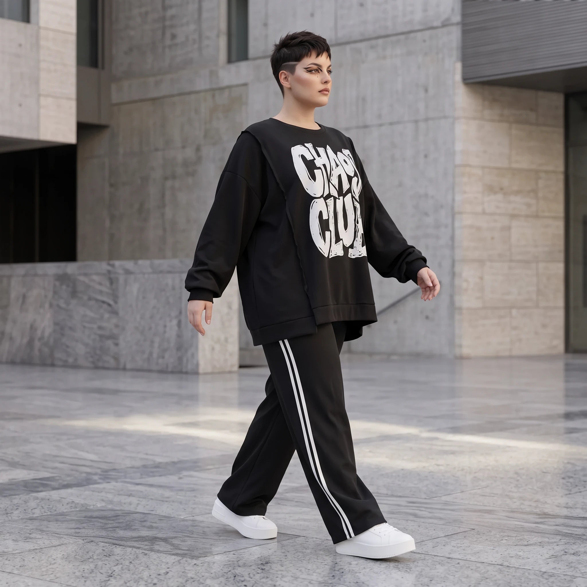 Statementshirt aus French Terry mit Chaos Club Print kastig und vorne kürzer geschnitten