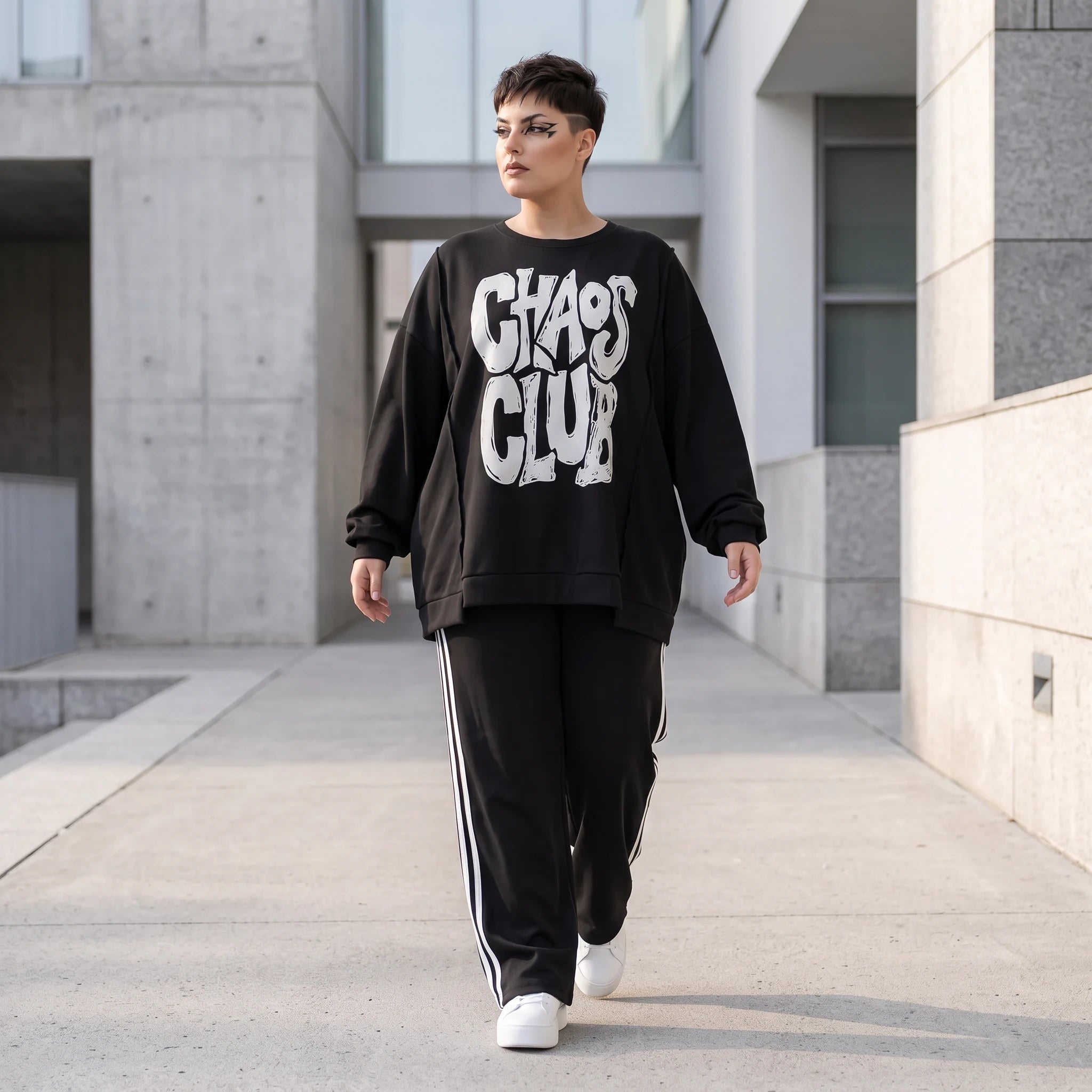Statementshirt aus French Terry mit Chaos Club Print kastig und vorne kürzer geschnitten