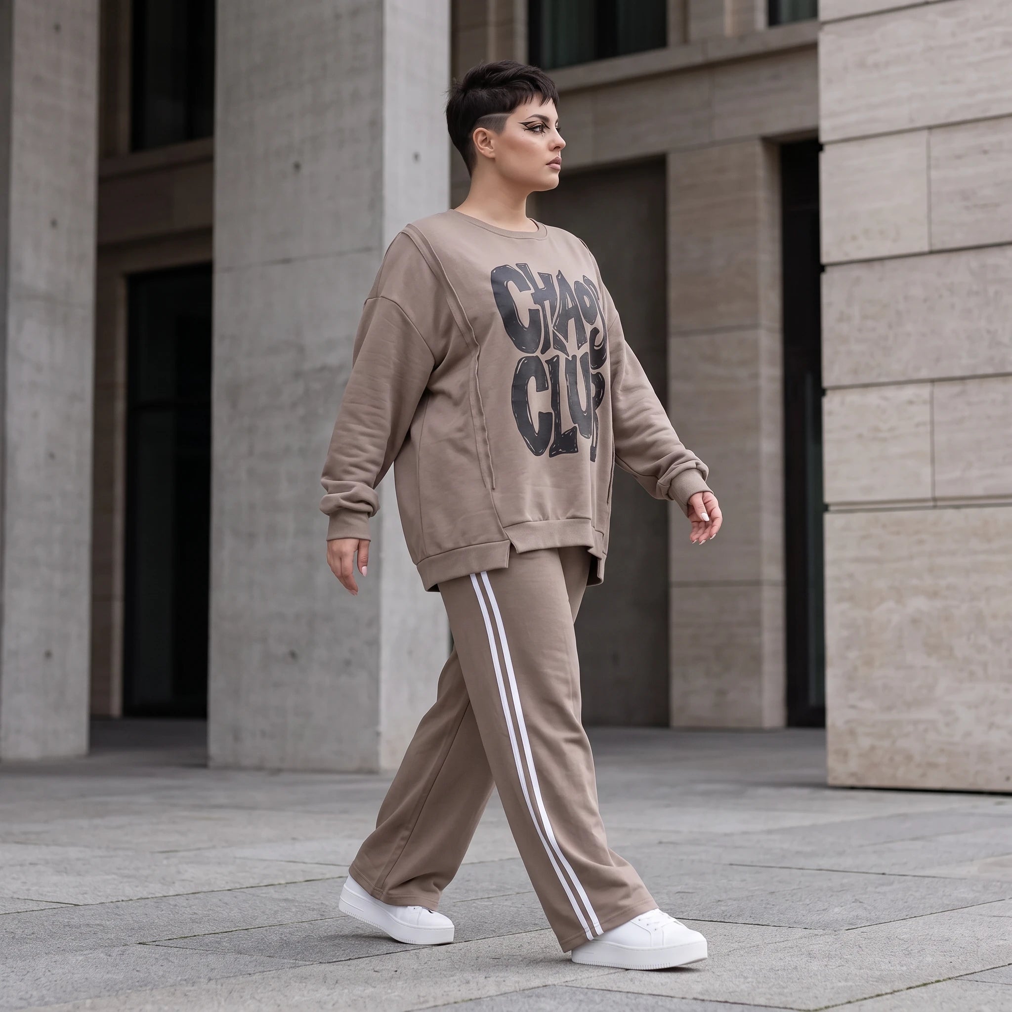 Streetwearshirt mit Chaos Club Print aus French Terry kastig mit Außennähten wärmend