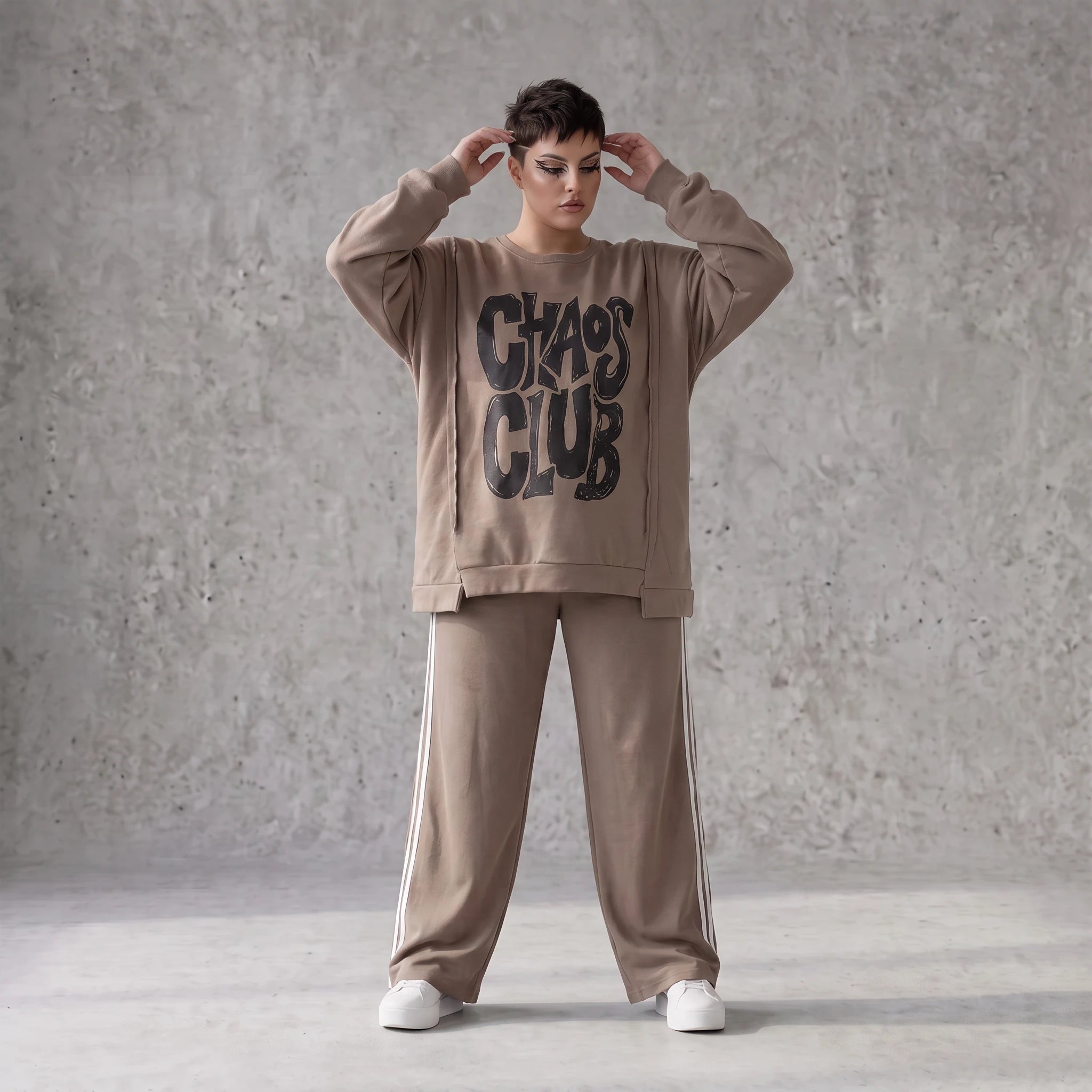 Streetwearshirt mit Chaos Club Print aus French Terry kastig mit Außennähten wärmend