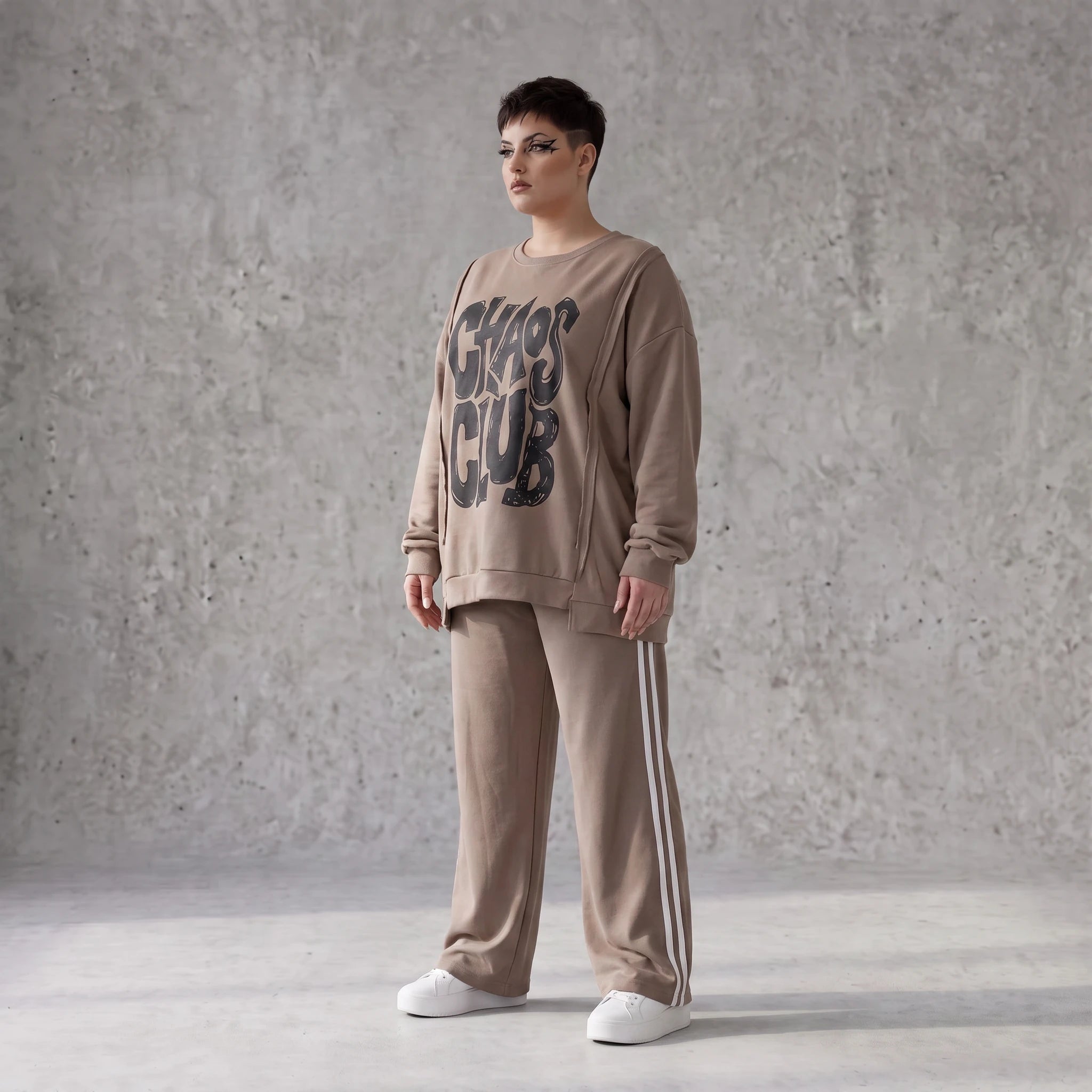 Streetwearshirt mit Chaos Club Print aus French Terry kastig mit Außennähten wärmend
