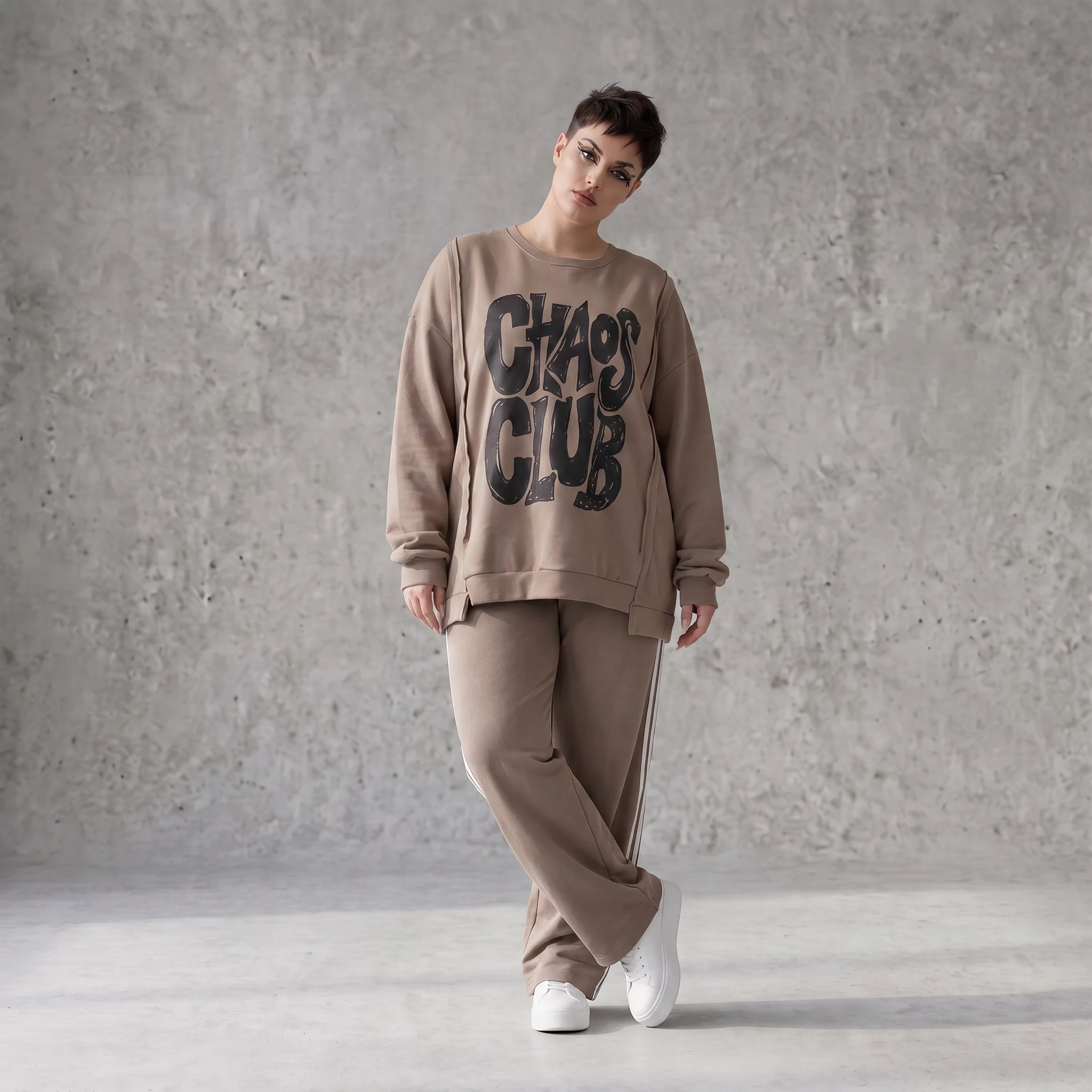 Streetwearshirt mit Chaos Club Print aus French Terry kastig mit Außennähten wärmend