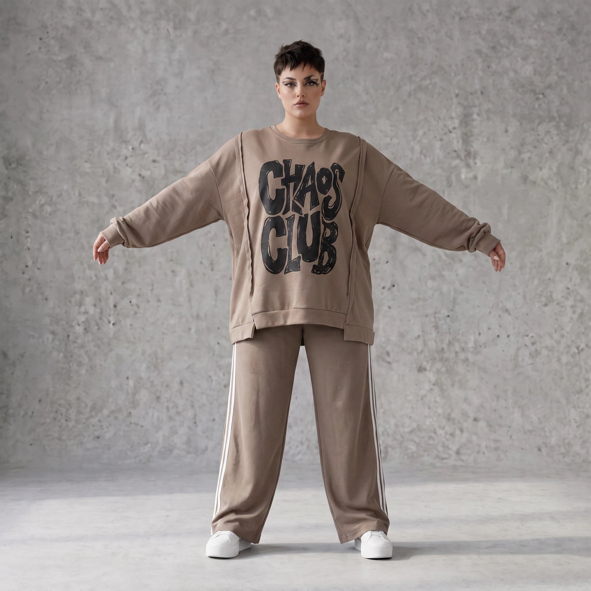 Streetwearshirt mit Chaos Club Print aus French Terry kastig mit Außennähten wärmend